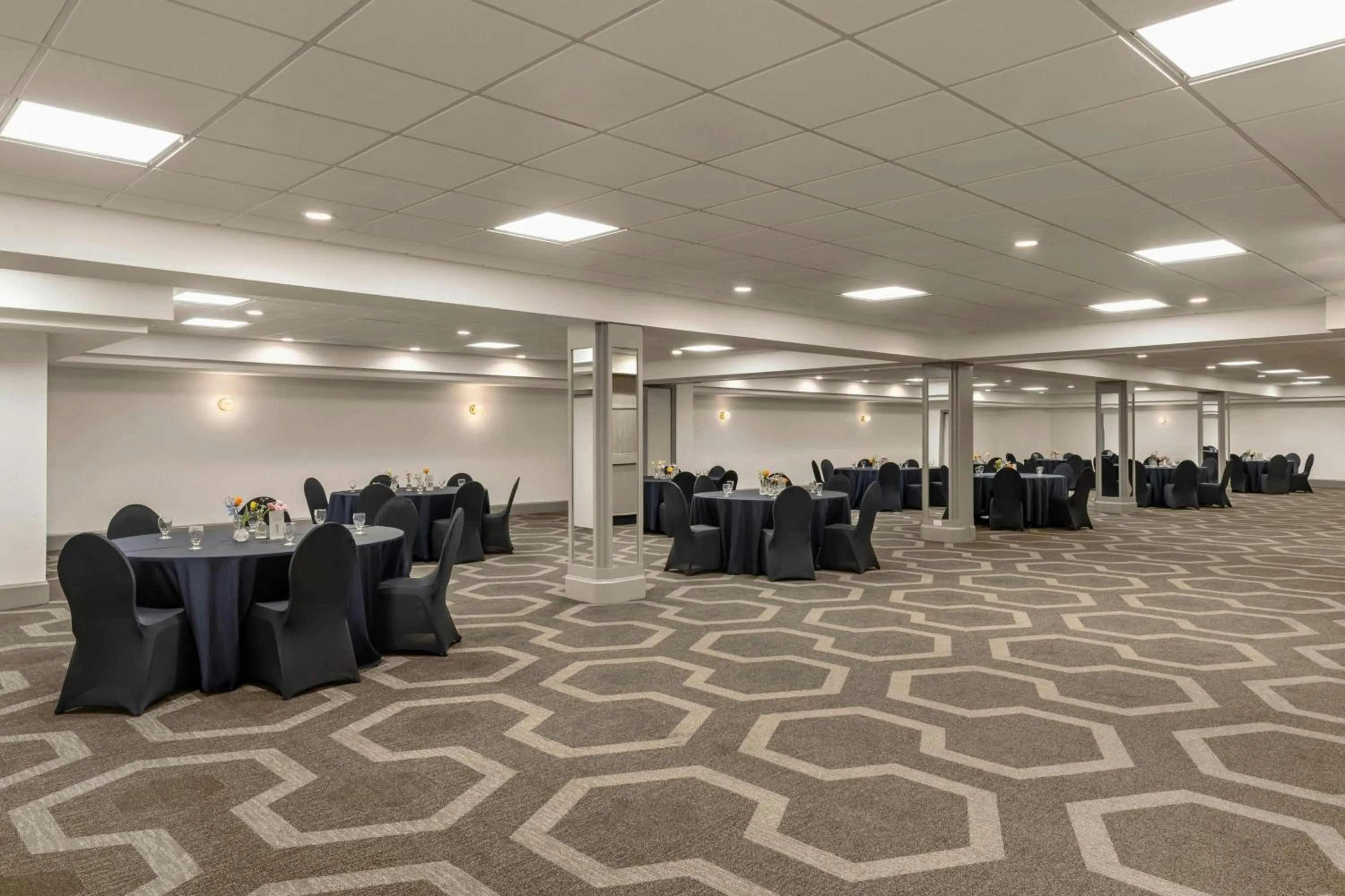 Meeting/conference room in Four Points by Sheraton Milwaukee Airport