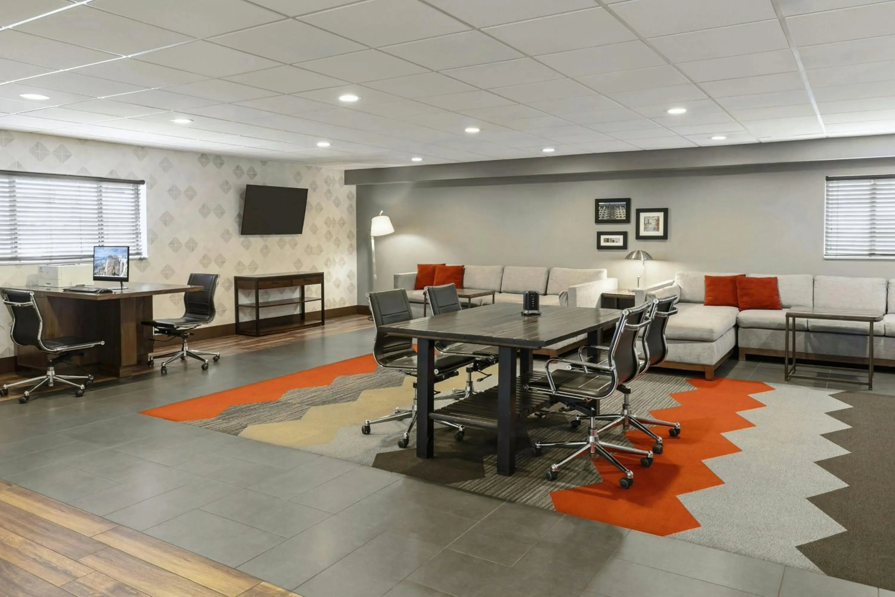 Lobby or reception in Four Points by Sheraton Milwaukee Airport