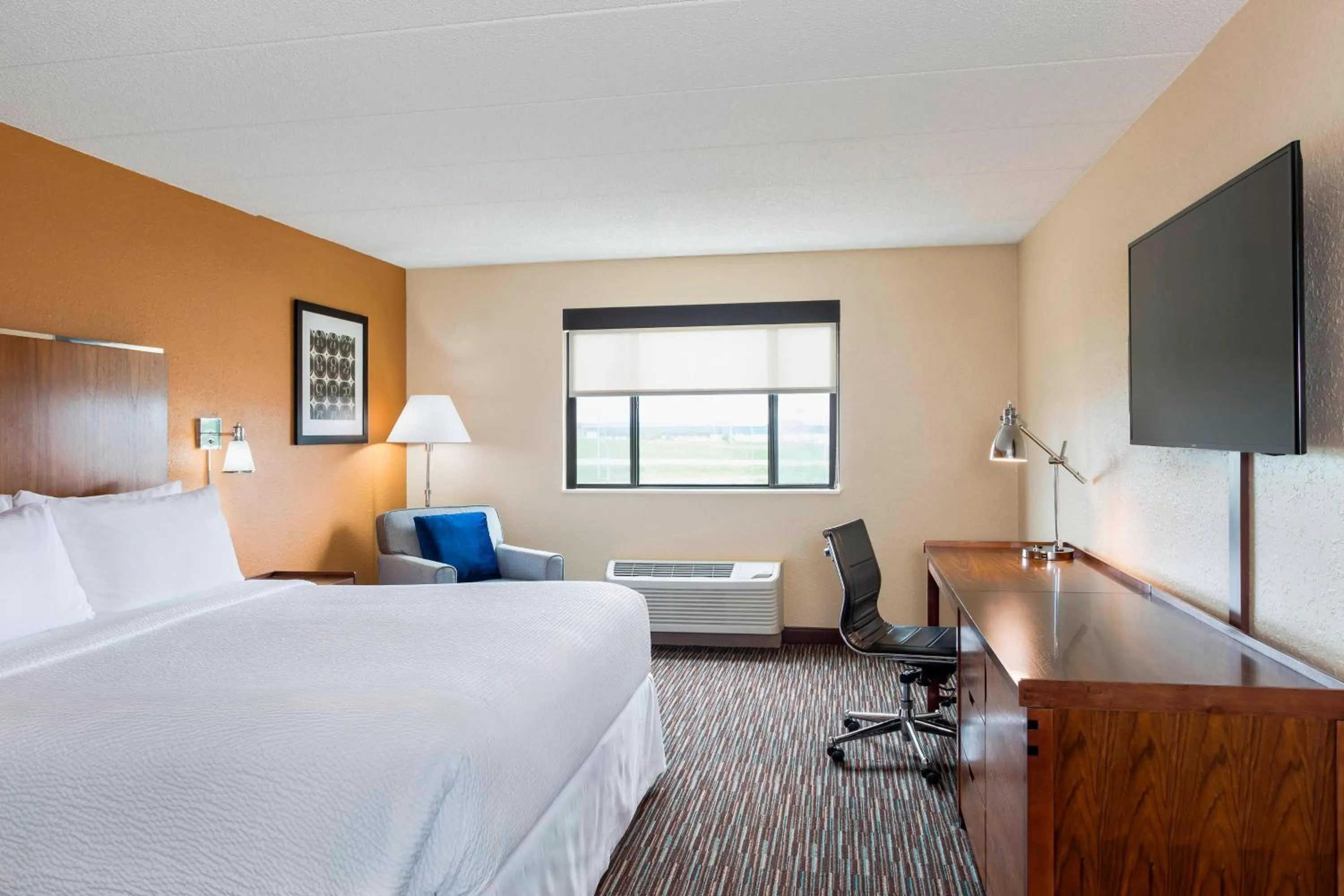 Photo of the whole room, Bed in Four Points by Sheraton Milwaukee Airport