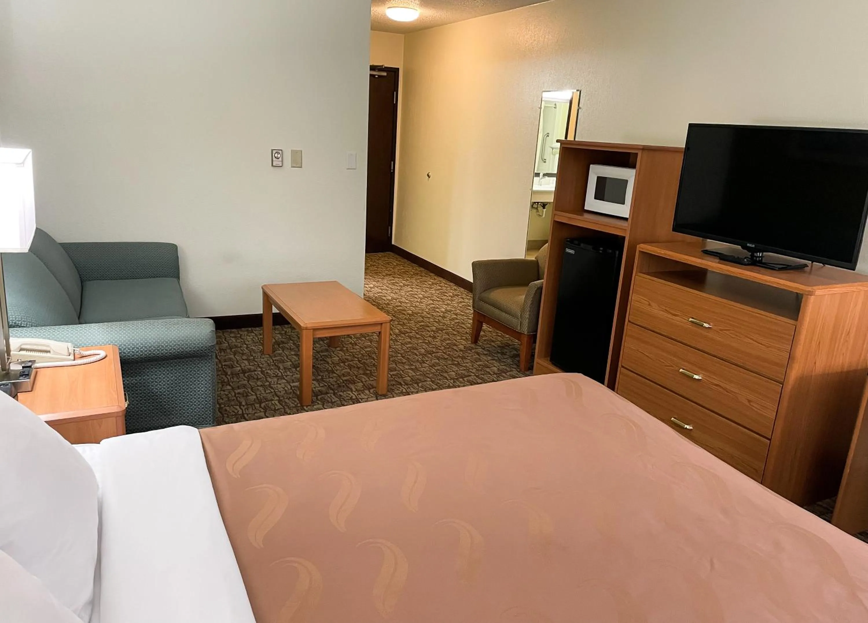 Bed in Hudson Inn & Suites