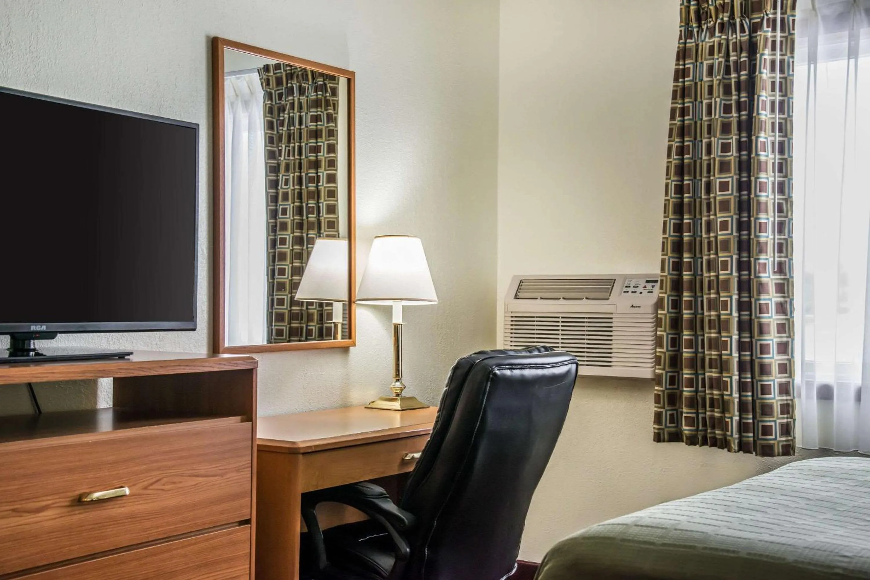 Photo of the whole room, Bed in Hudson Inn & Suites