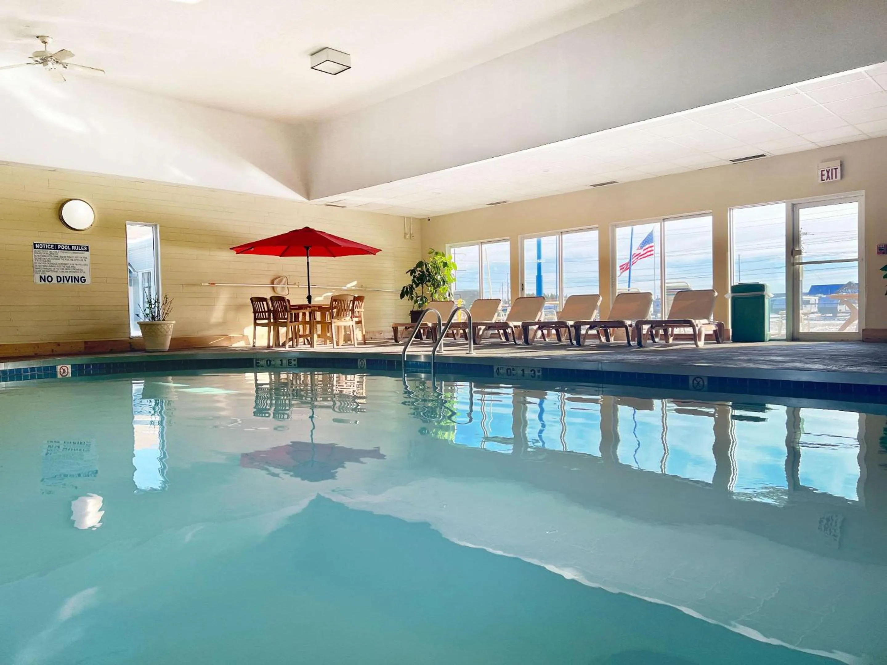 Swimming pool in Econo Lodge Wausau - Rothschild