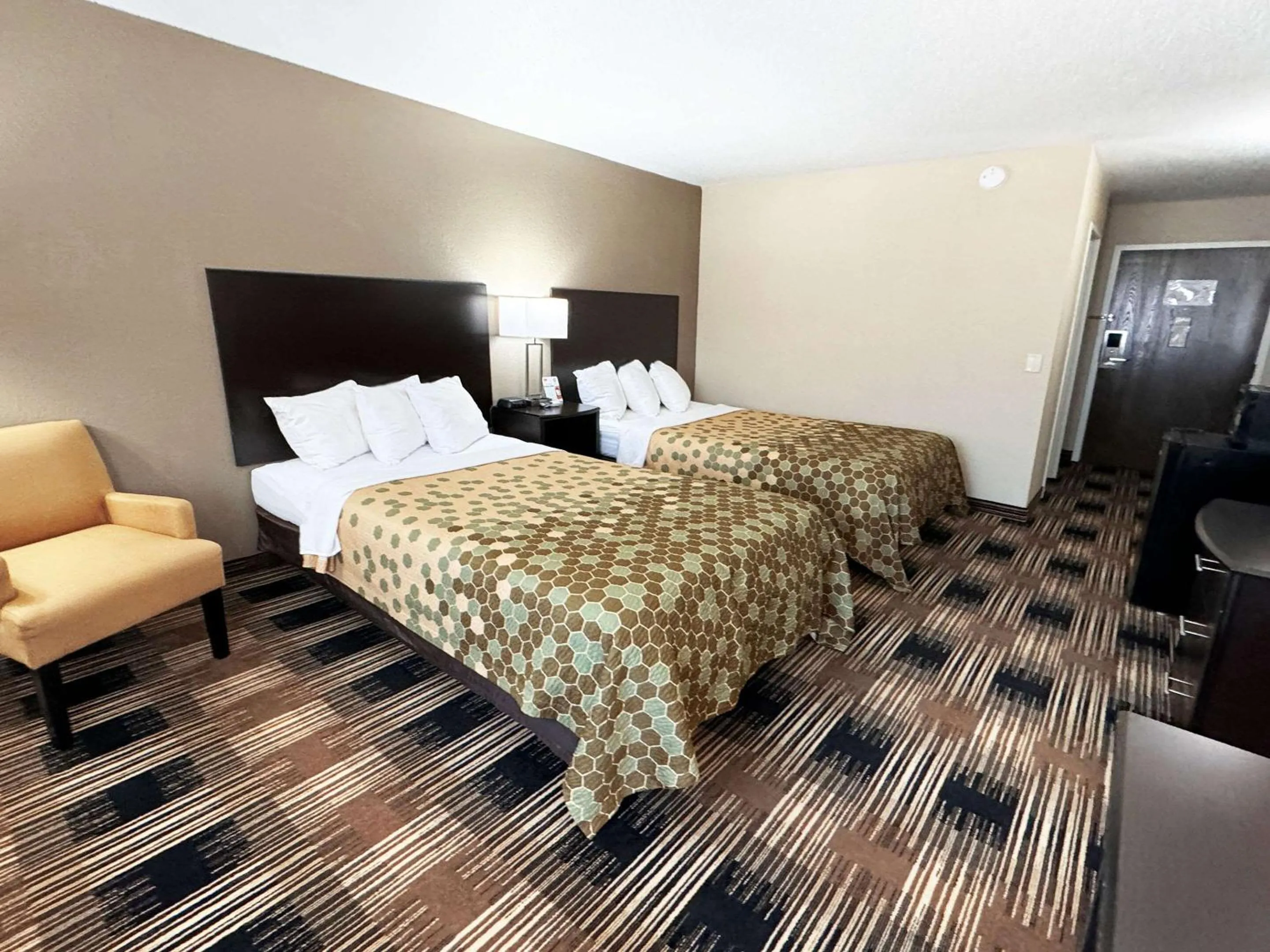 Bedroom, Bed in Econo Lodge Wausau - Rothschild