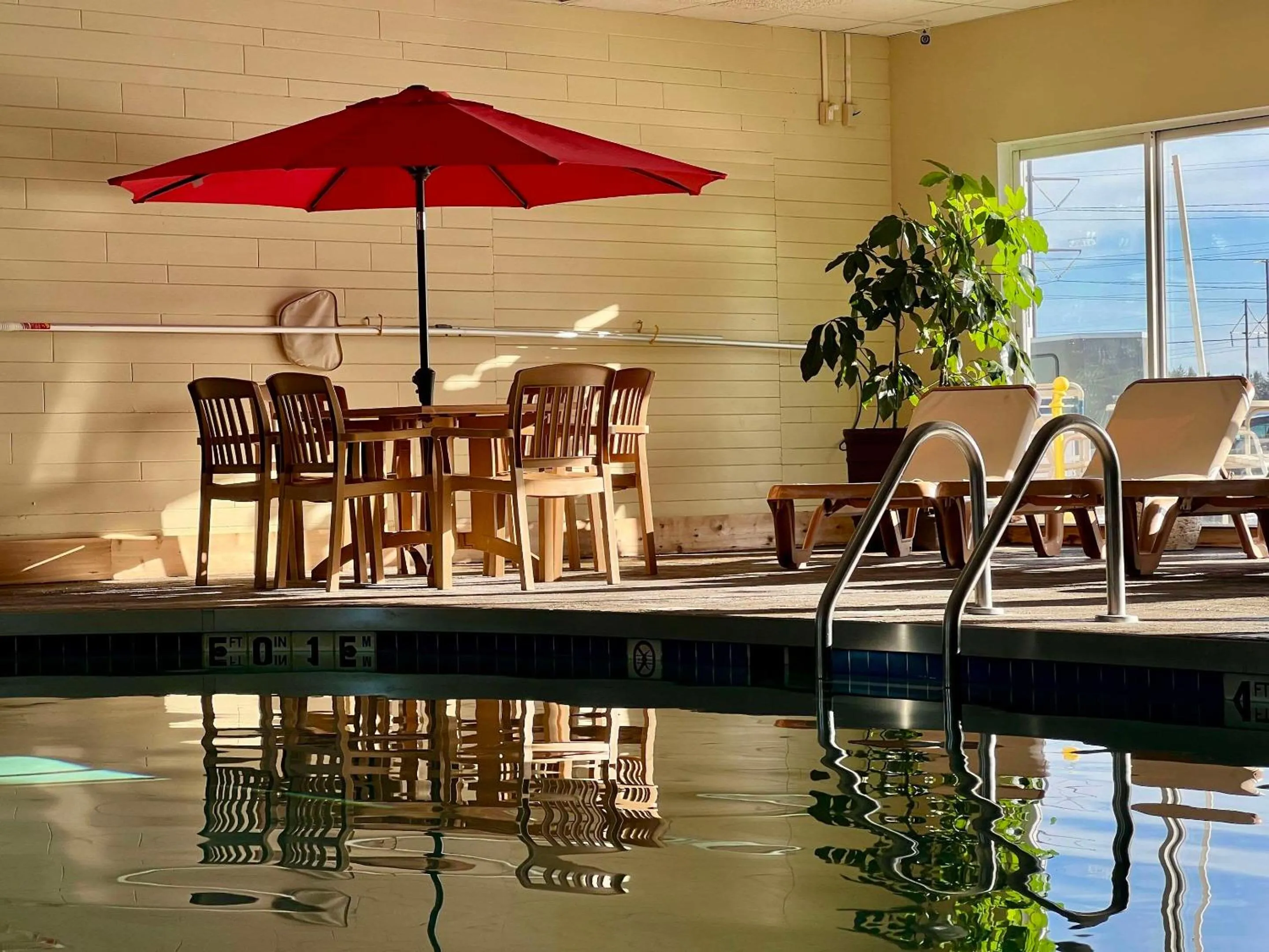 Swimming pool in Econo Lodge Wausau - Rothschild