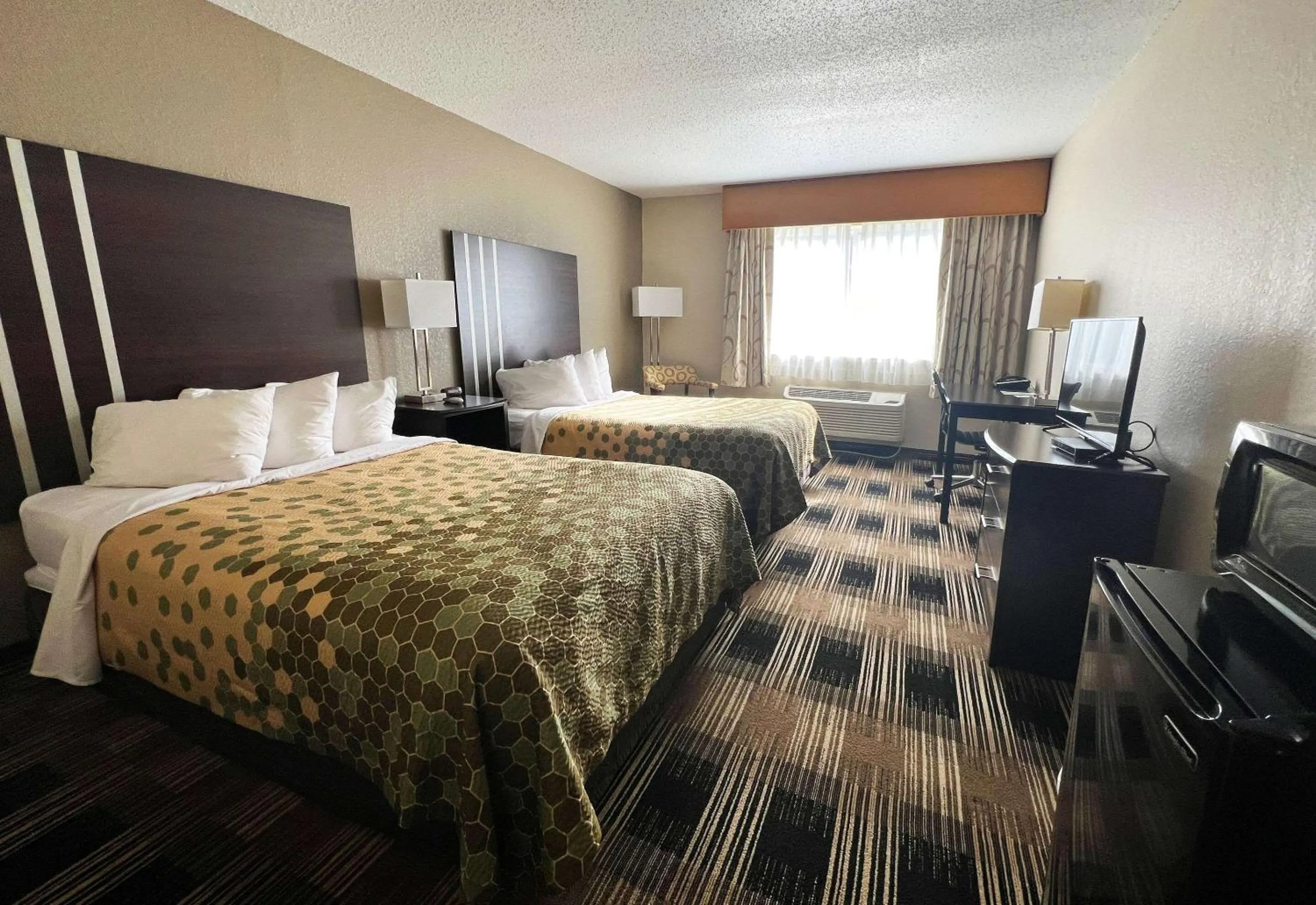 Bedroom, Bed in Econo Lodge Wausau - Rothschild