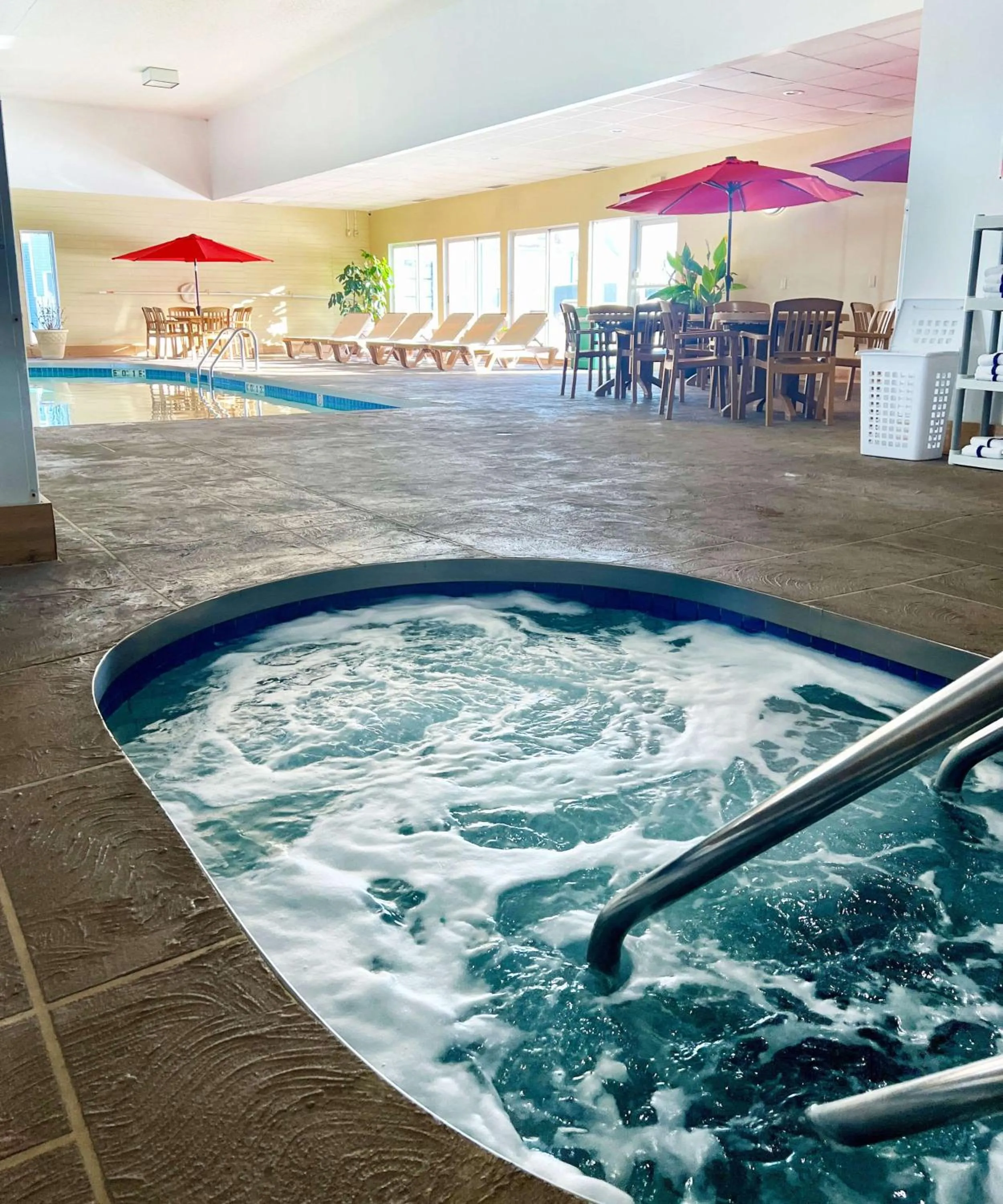 Swimming pool in Econo Lodge Wausau - Rothschild