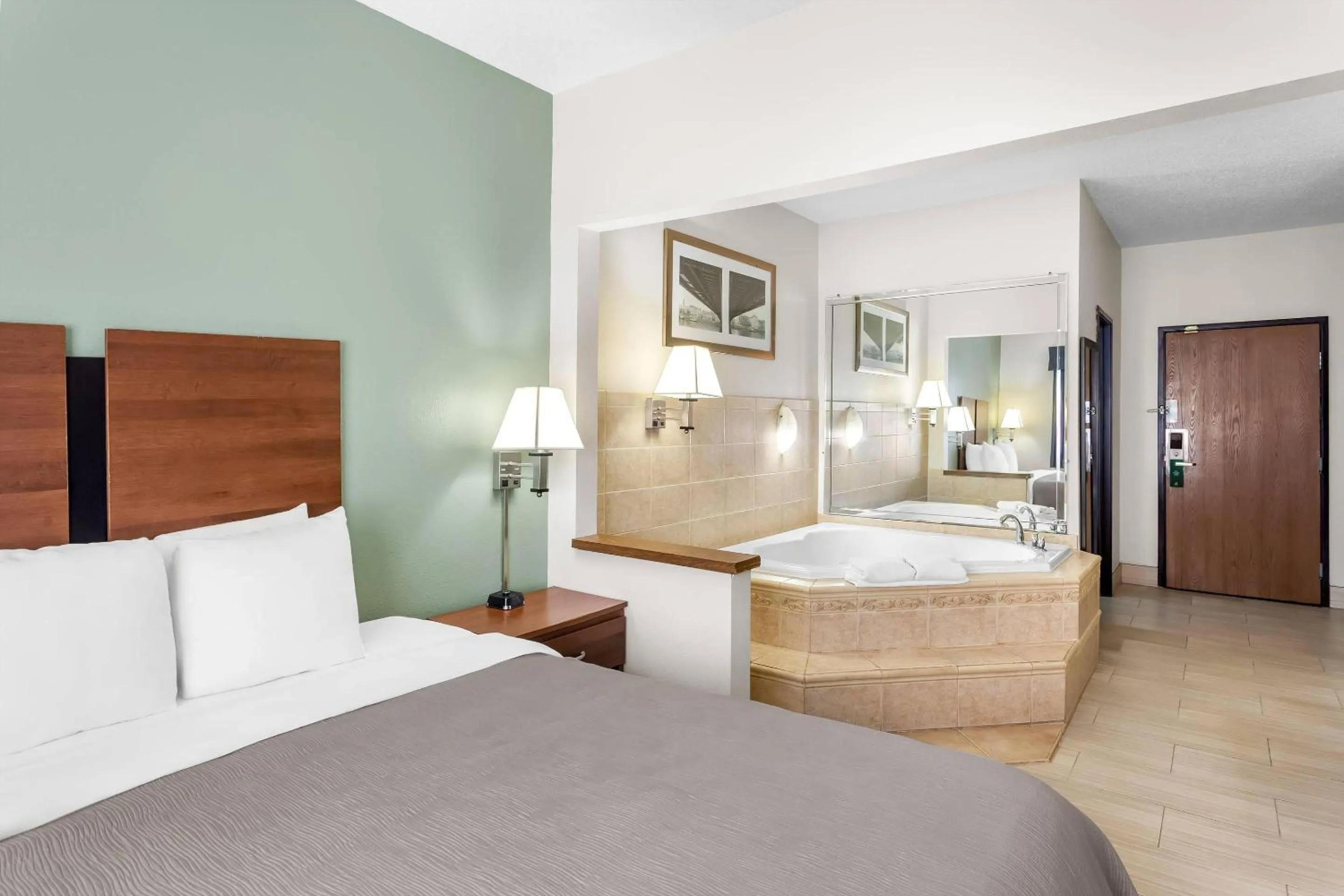 Bedroom, Bed in Quality Inn Beloit