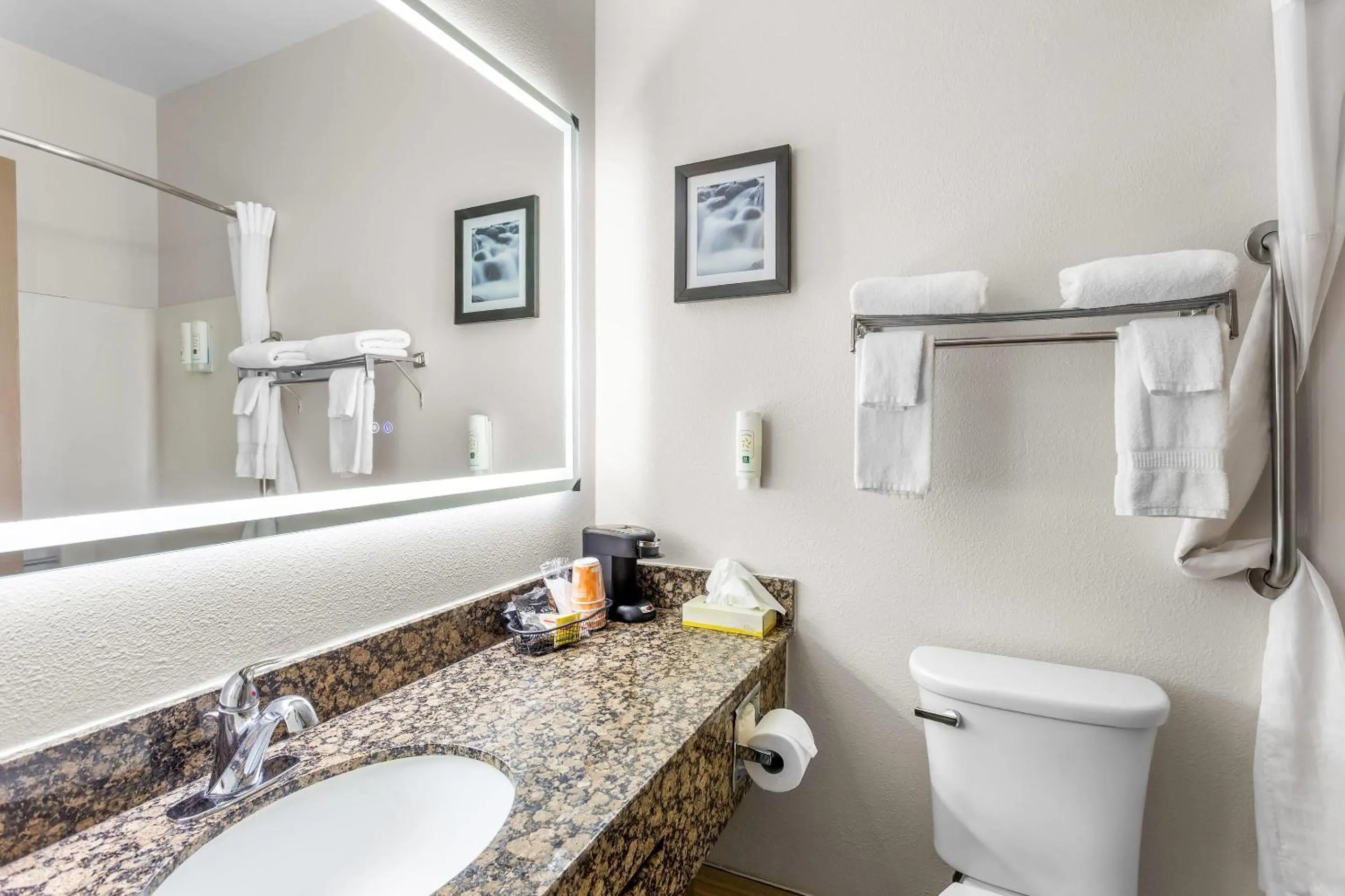 Bedroom in Quality Inn Beloit