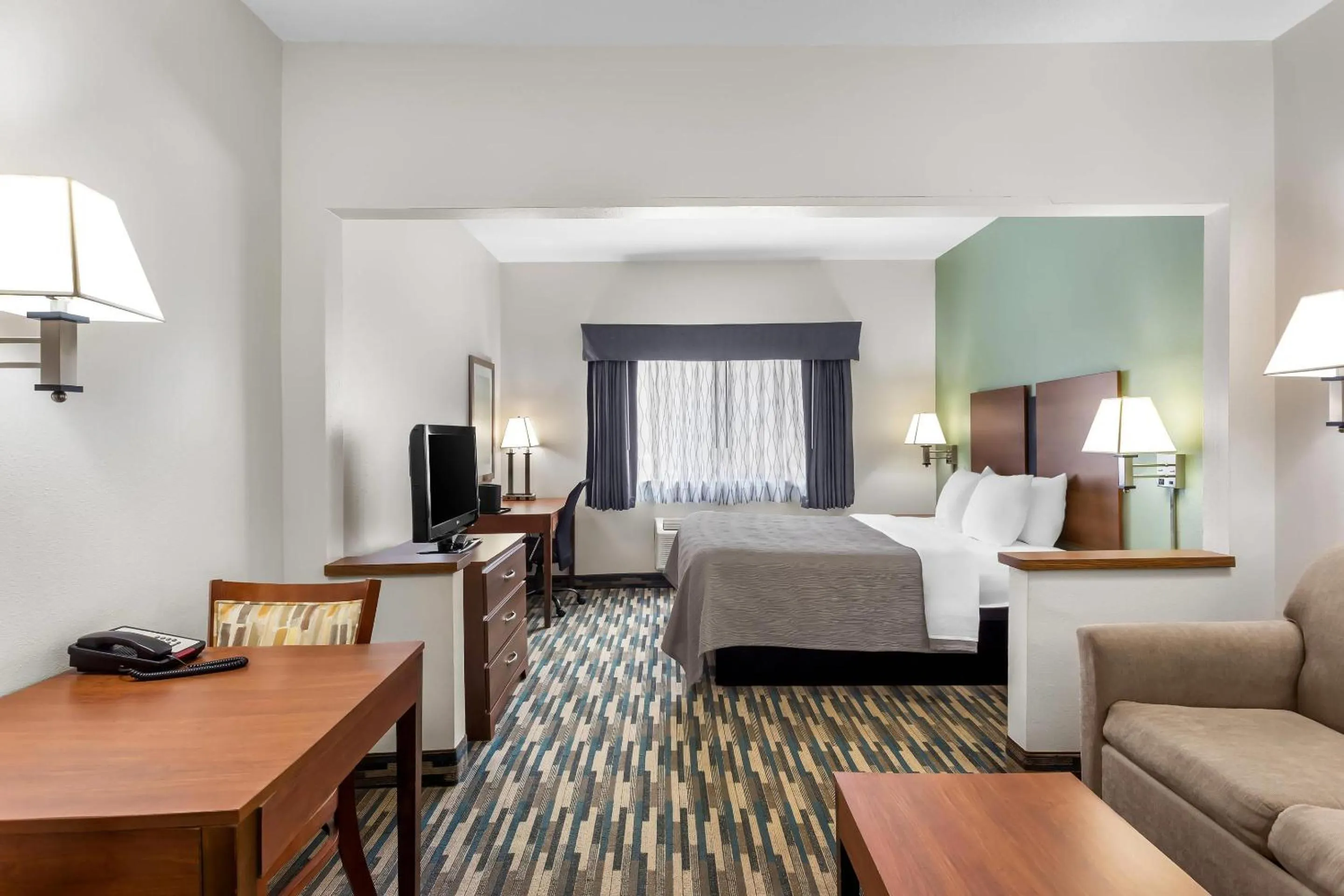 Bedroom, Bed in Quality Inn Beloit