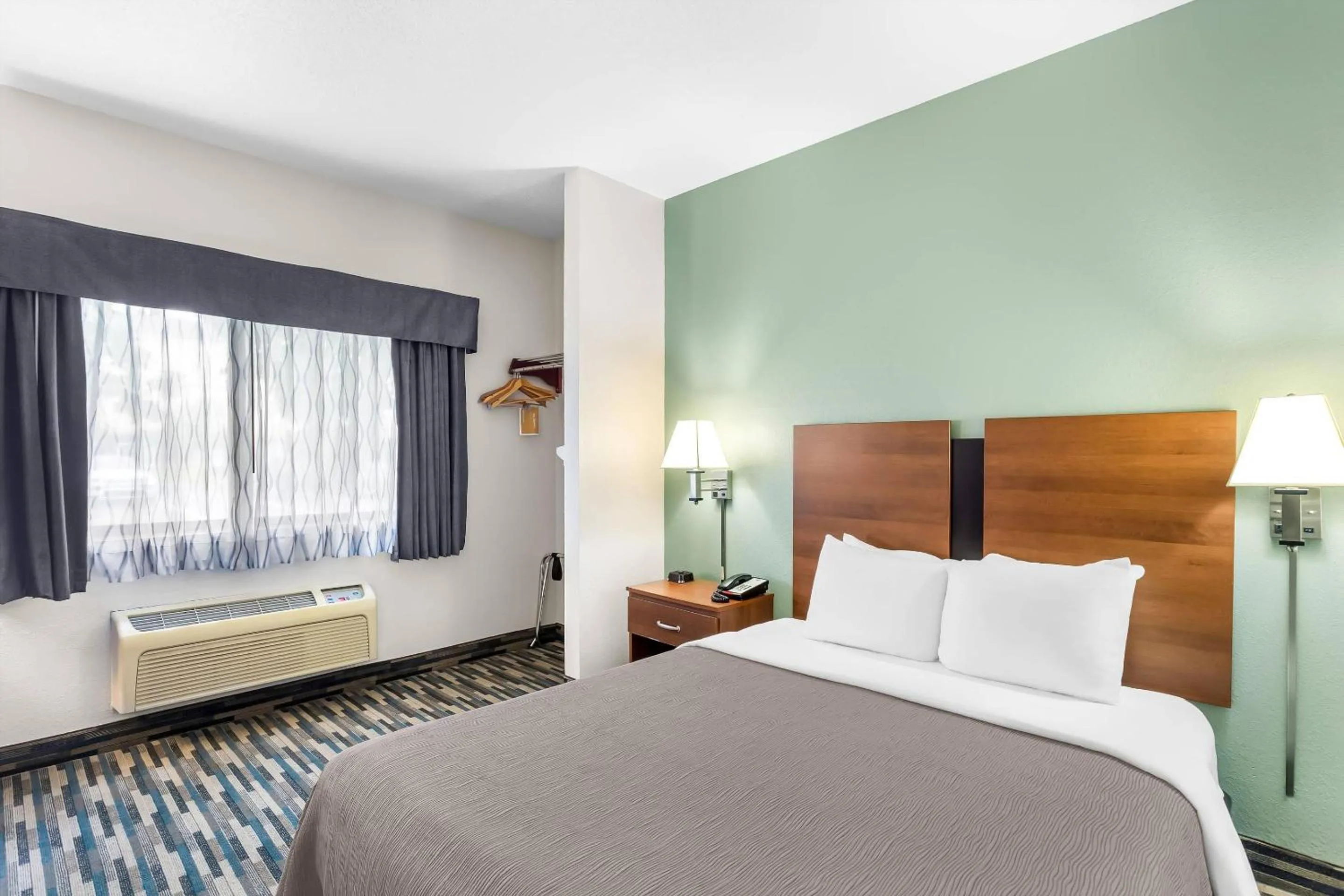 Bedroom, Bed in Quality Inn Beloit