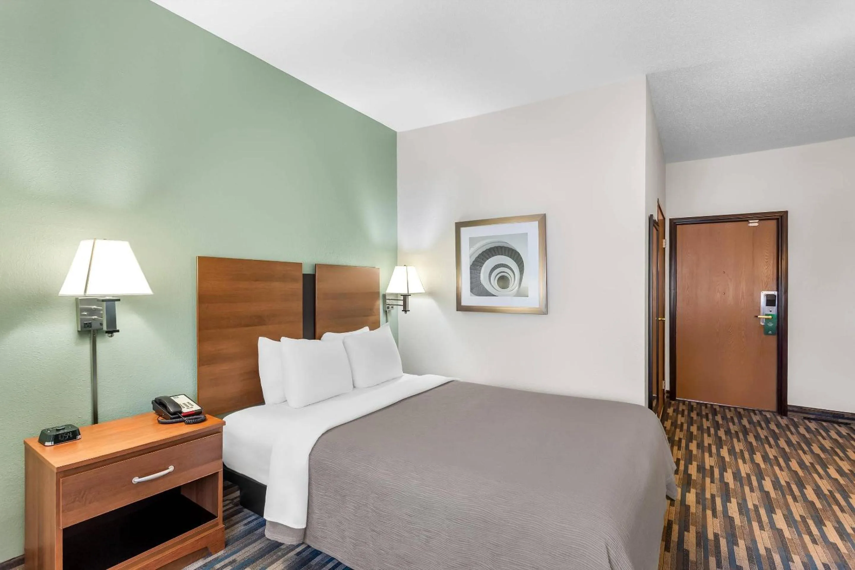 Bedroom, Bed in Quality Inn Beloit