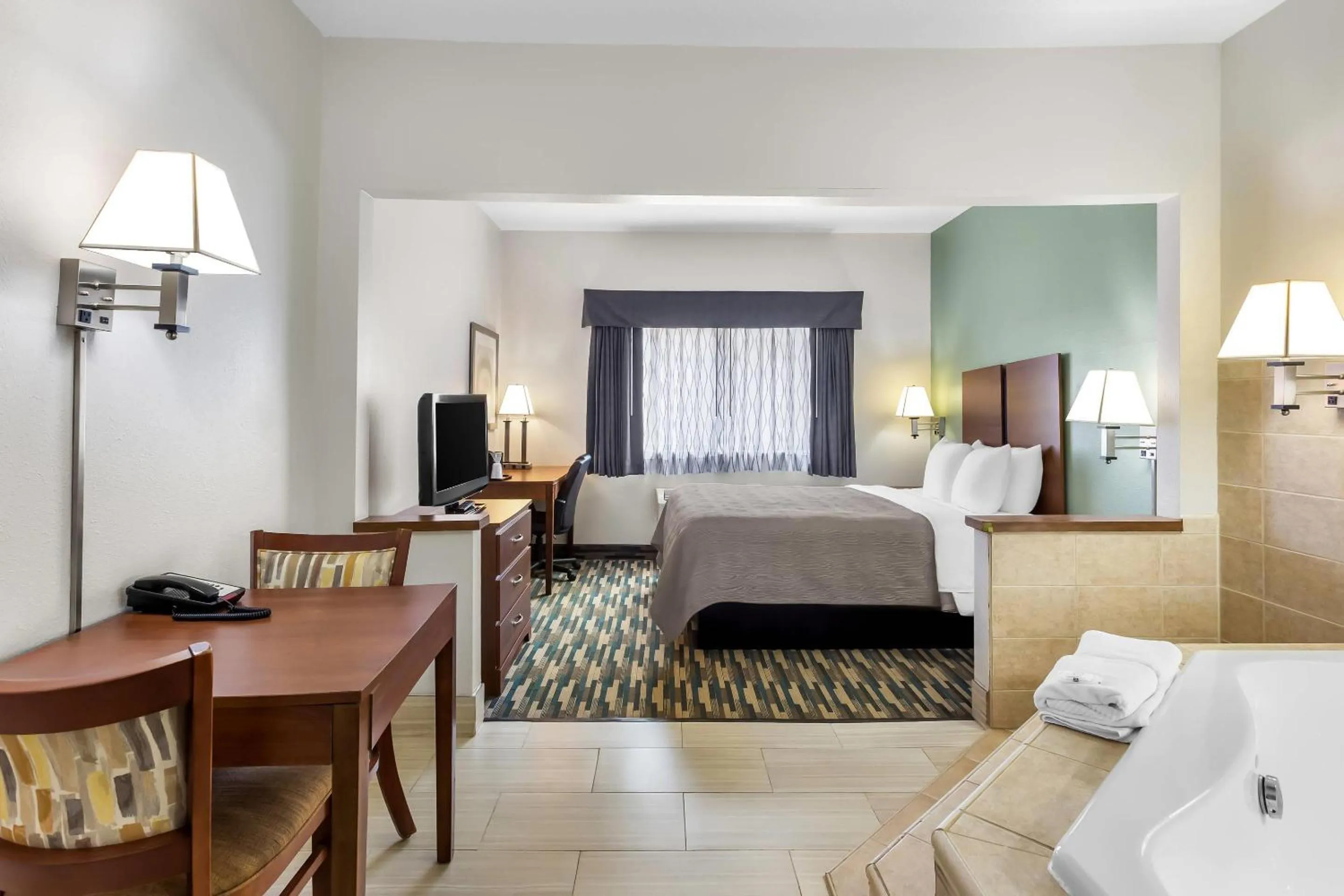 Bedroom, Bed in Quality Inn Beloit