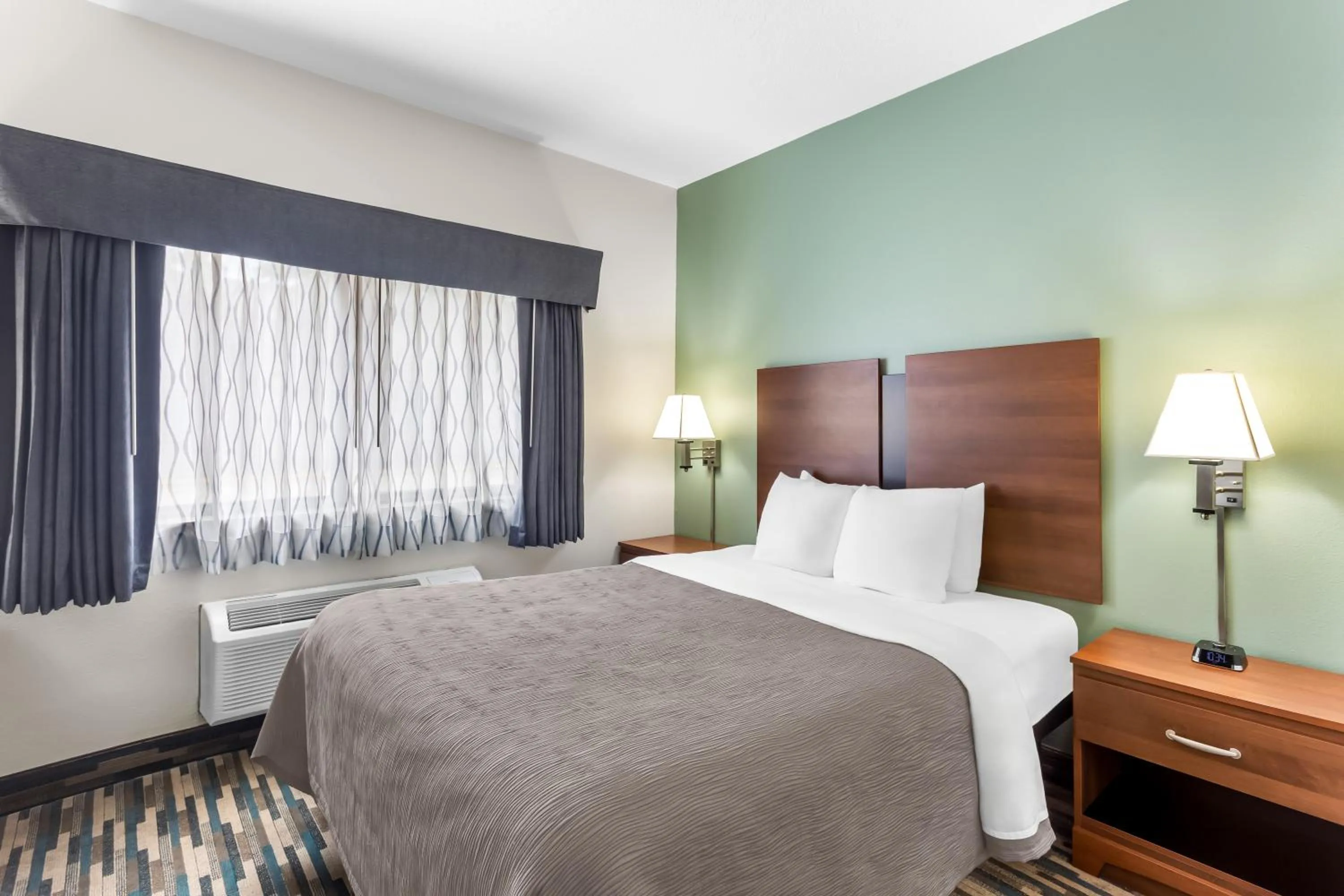 Bed in Quality Inn Beloit