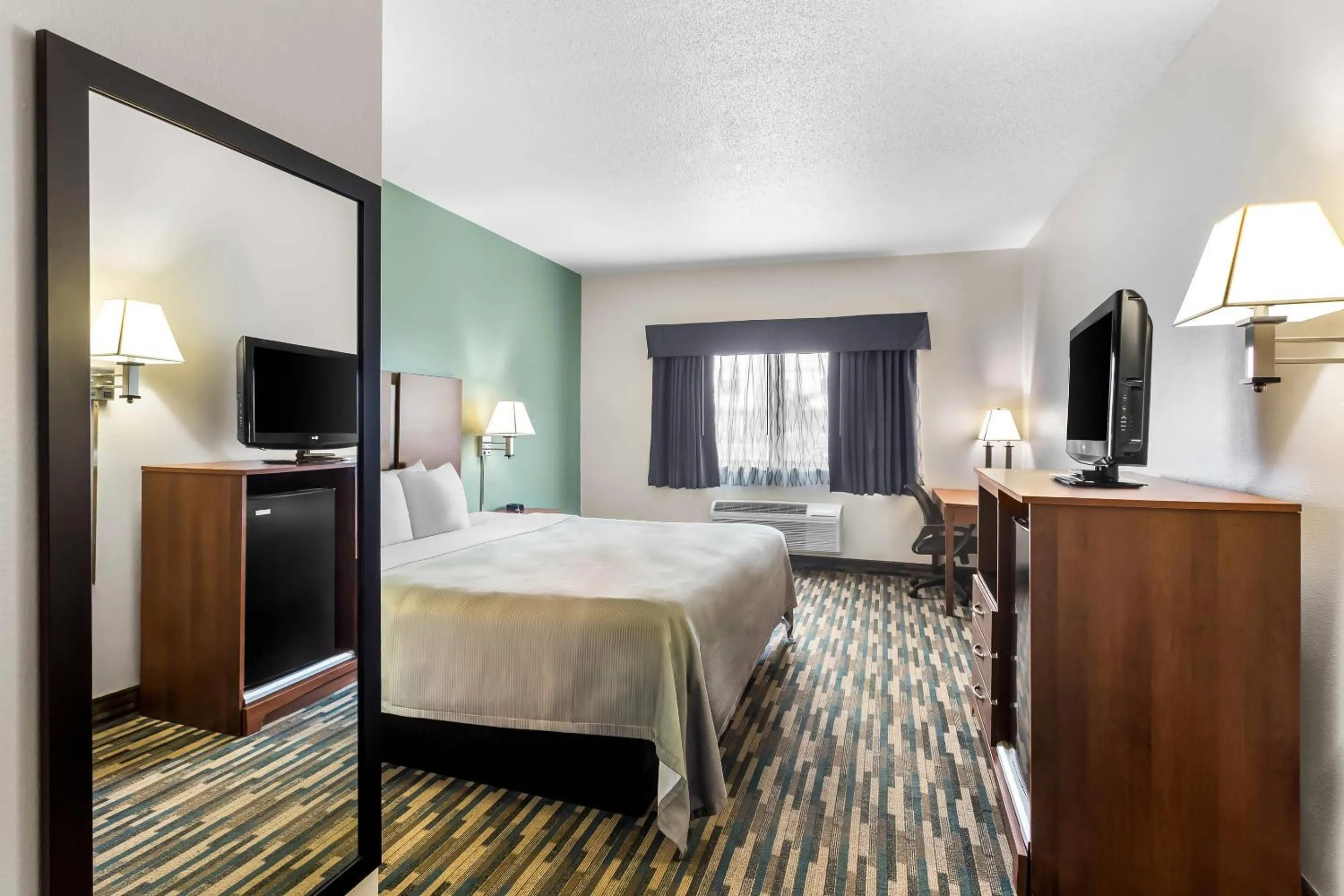 Bedroom, Bed in Quality Inn Beloit