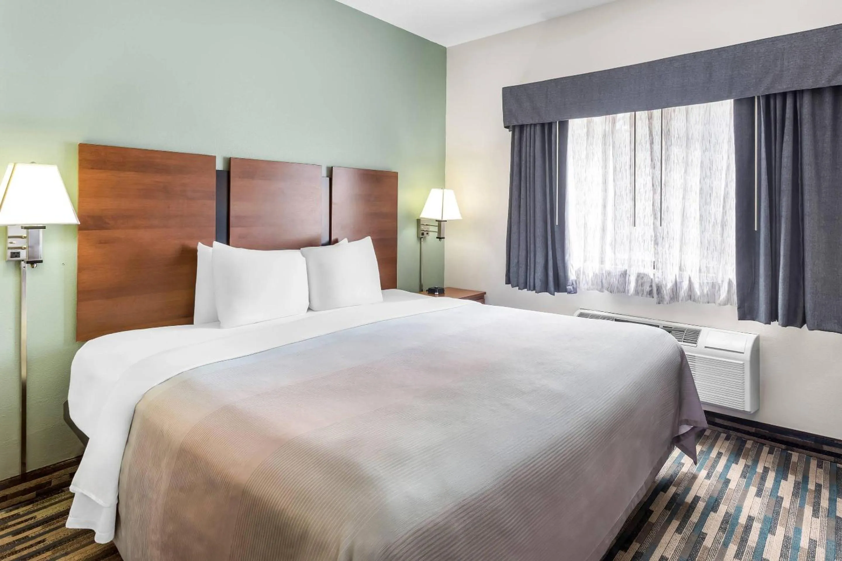 Bedroom, Bed in Quality Inn Beloit