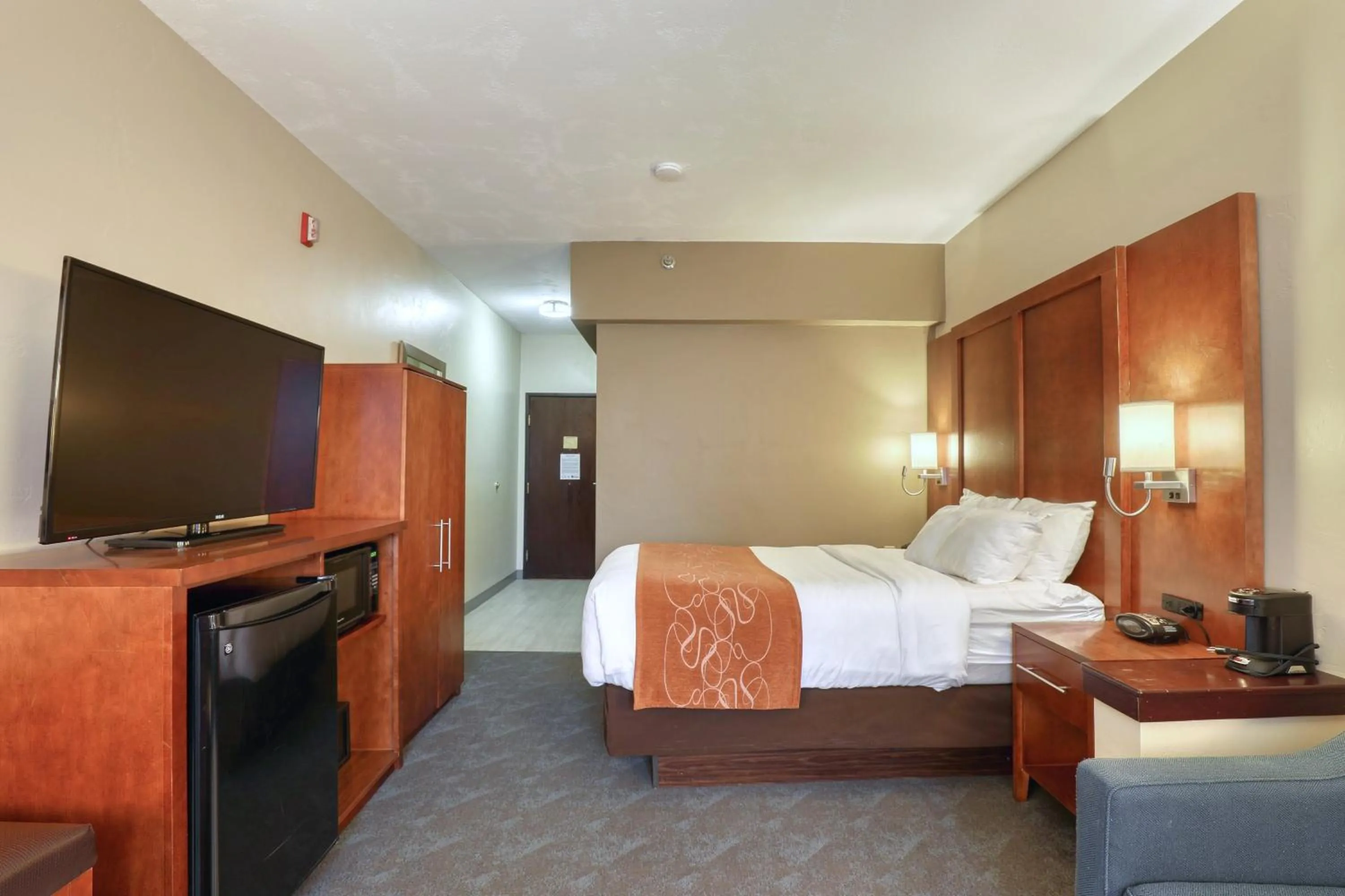 Photo of the whole room, Bed in Comfort Suites Appleton Airport