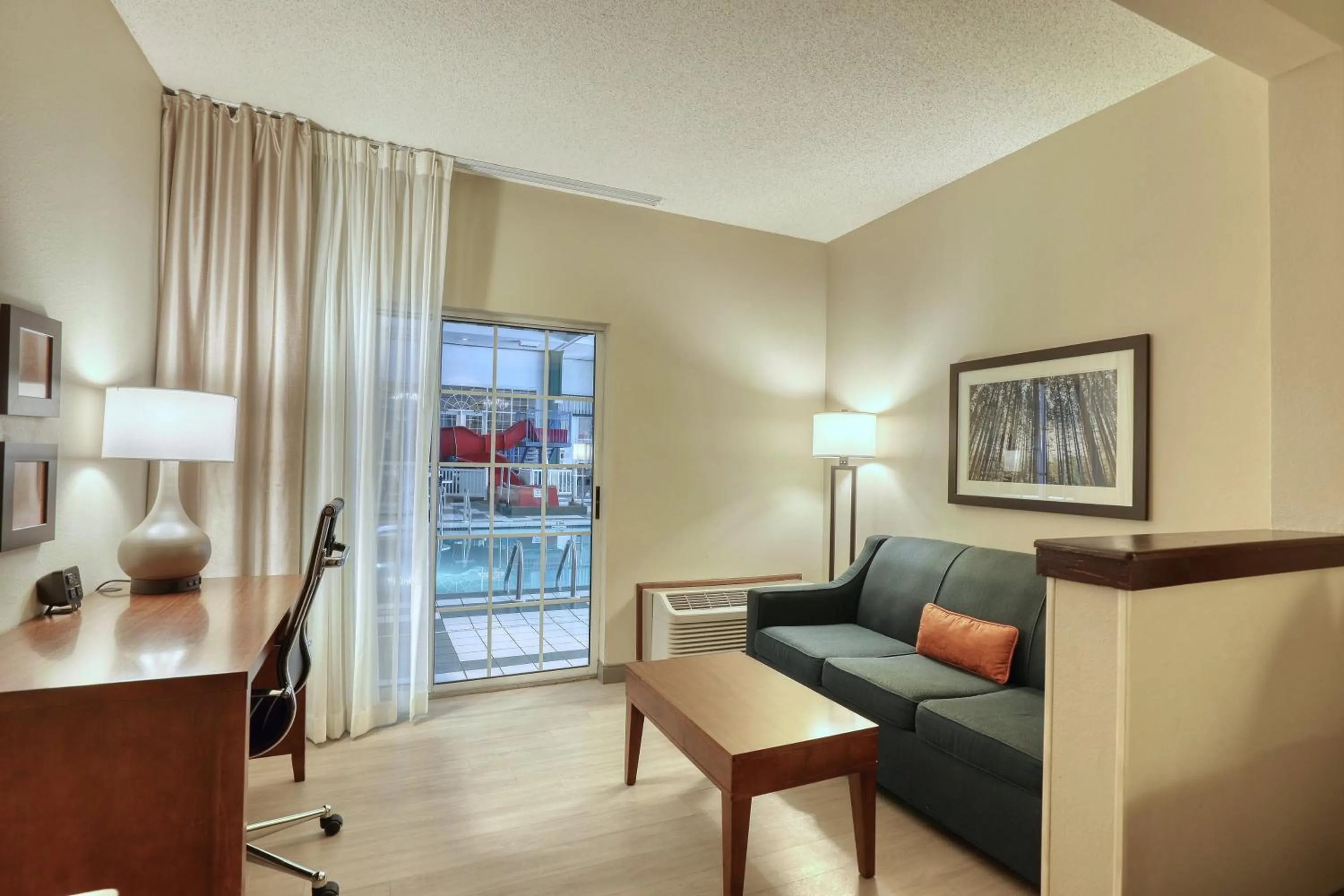 Seating area in Comfort Suites Appleton Airport