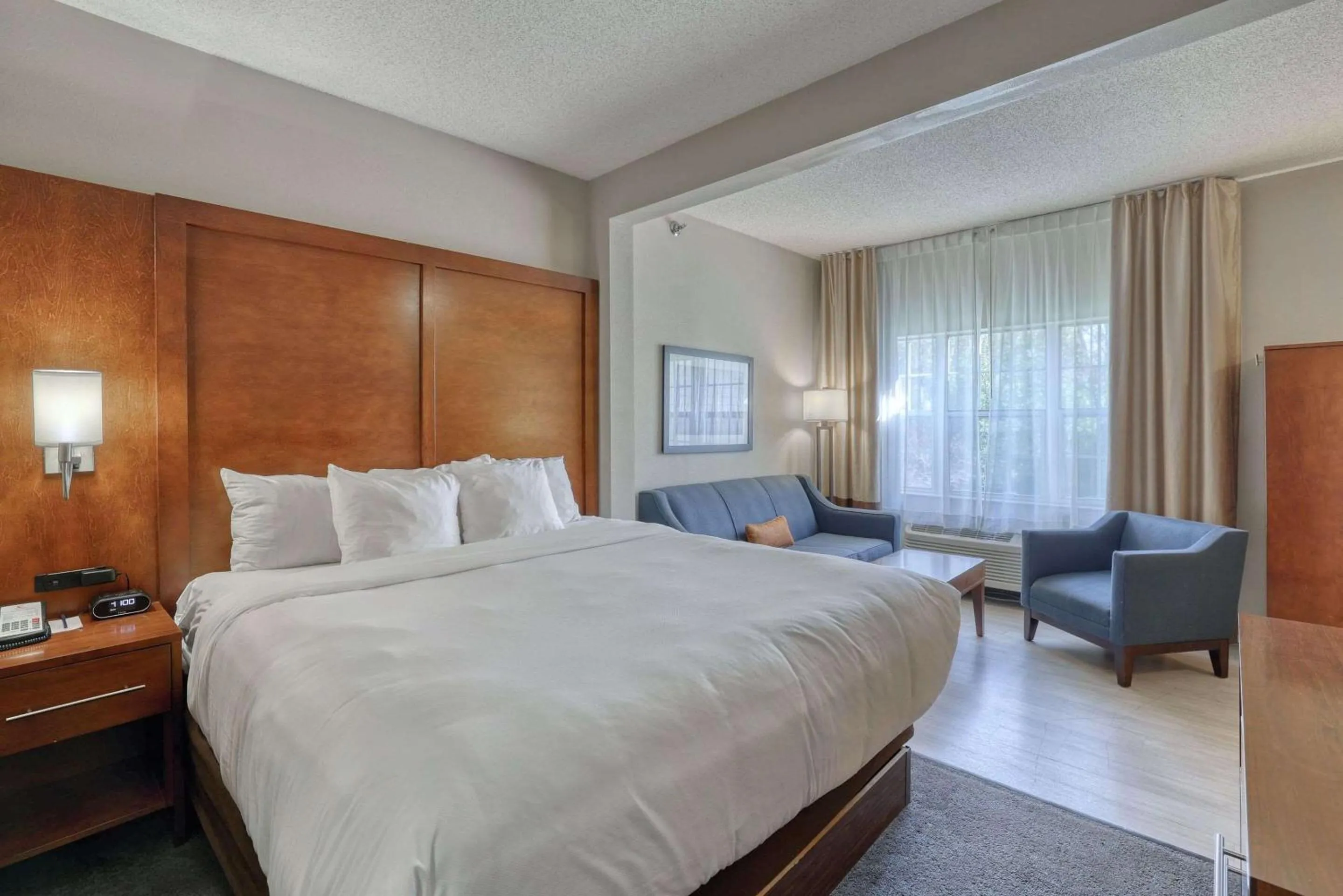 Bedroom, Bed in Comfort Suites Appleton Airport