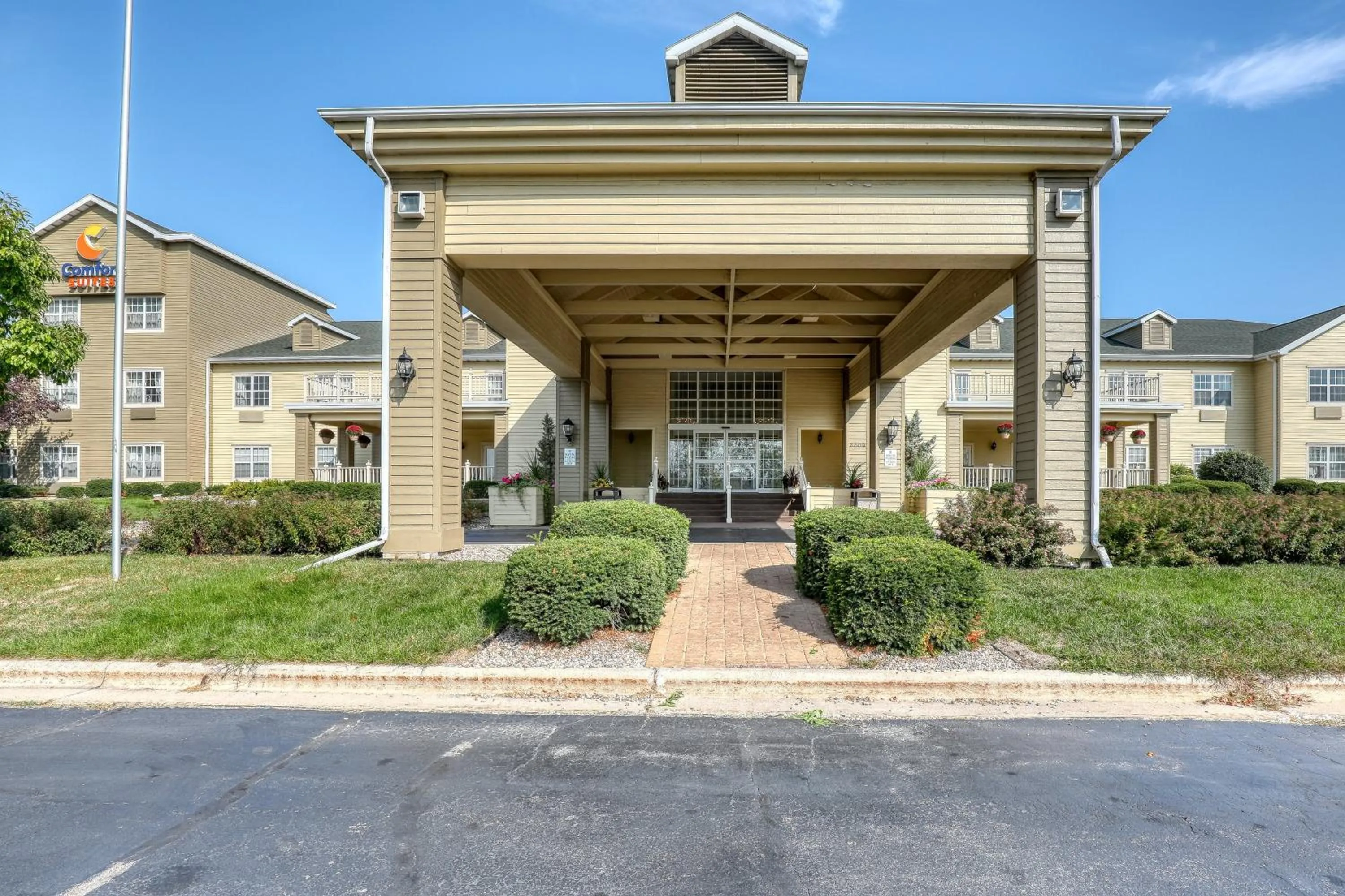 Property building in Comfort Suites Appleton Airport