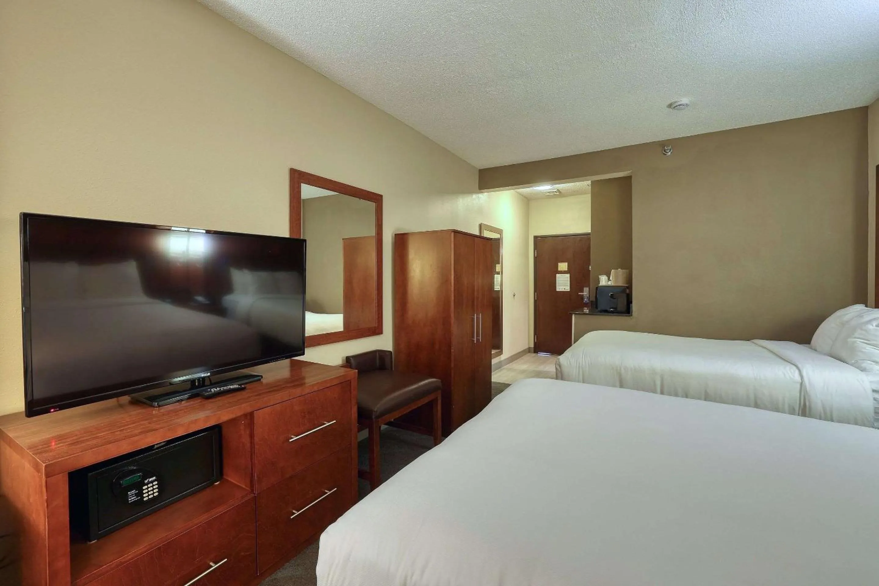 Bedroom, Bed in Comfort Suites Appleton Airport