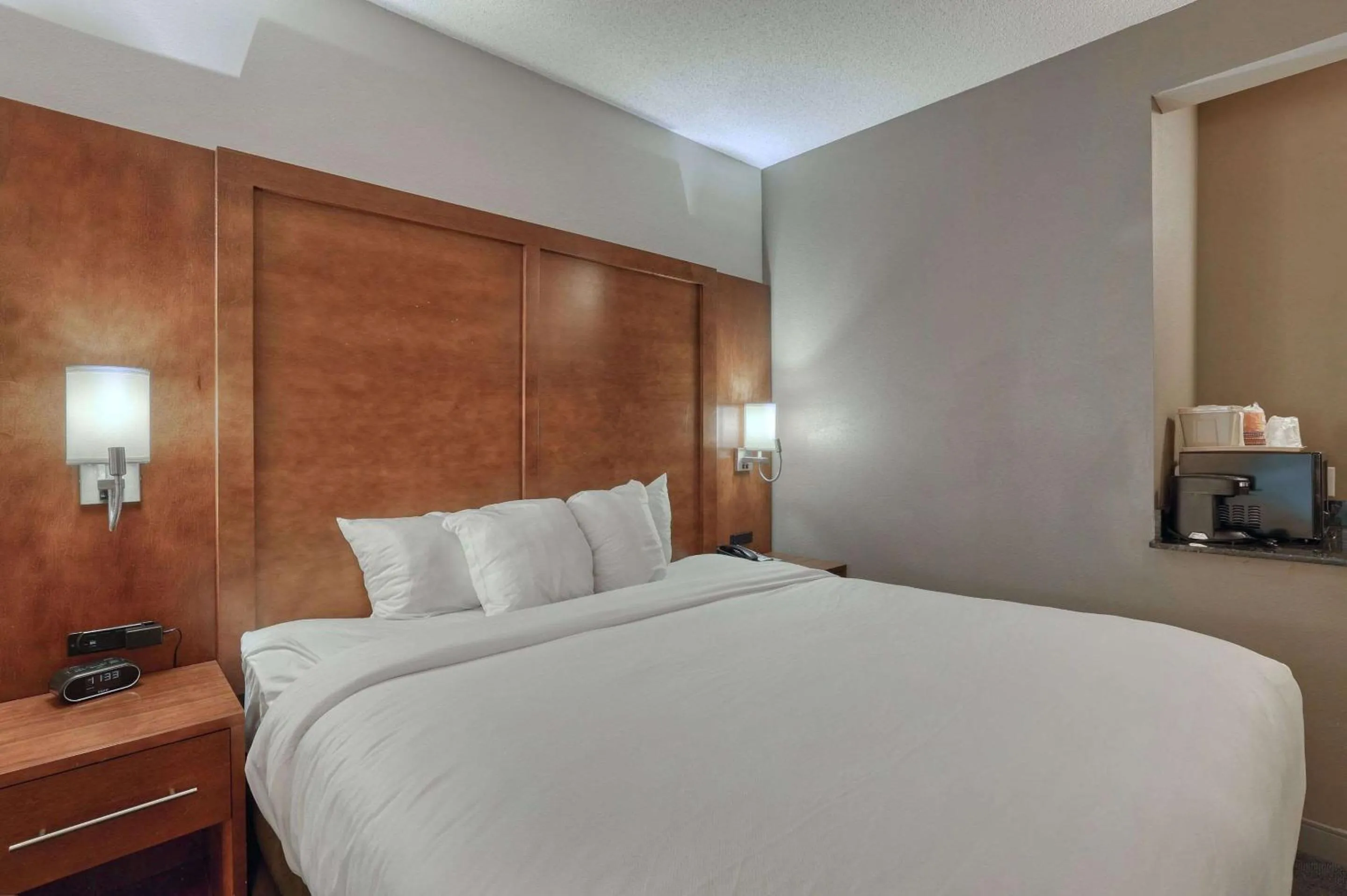 Bedroom, Bed in Comfort Suites Appleton Airport