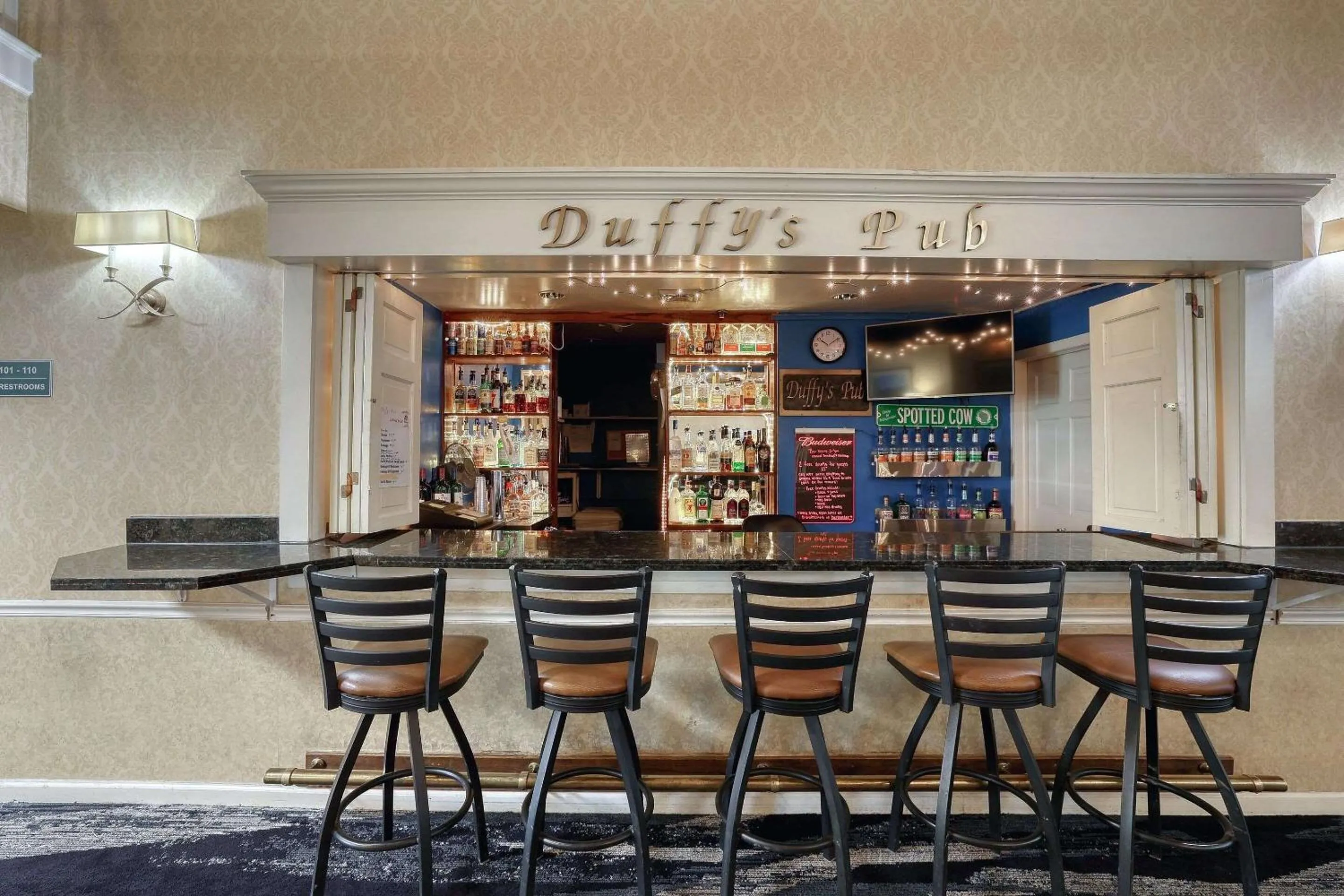 Lounge or bar in Comfort Suites Appleton Airport