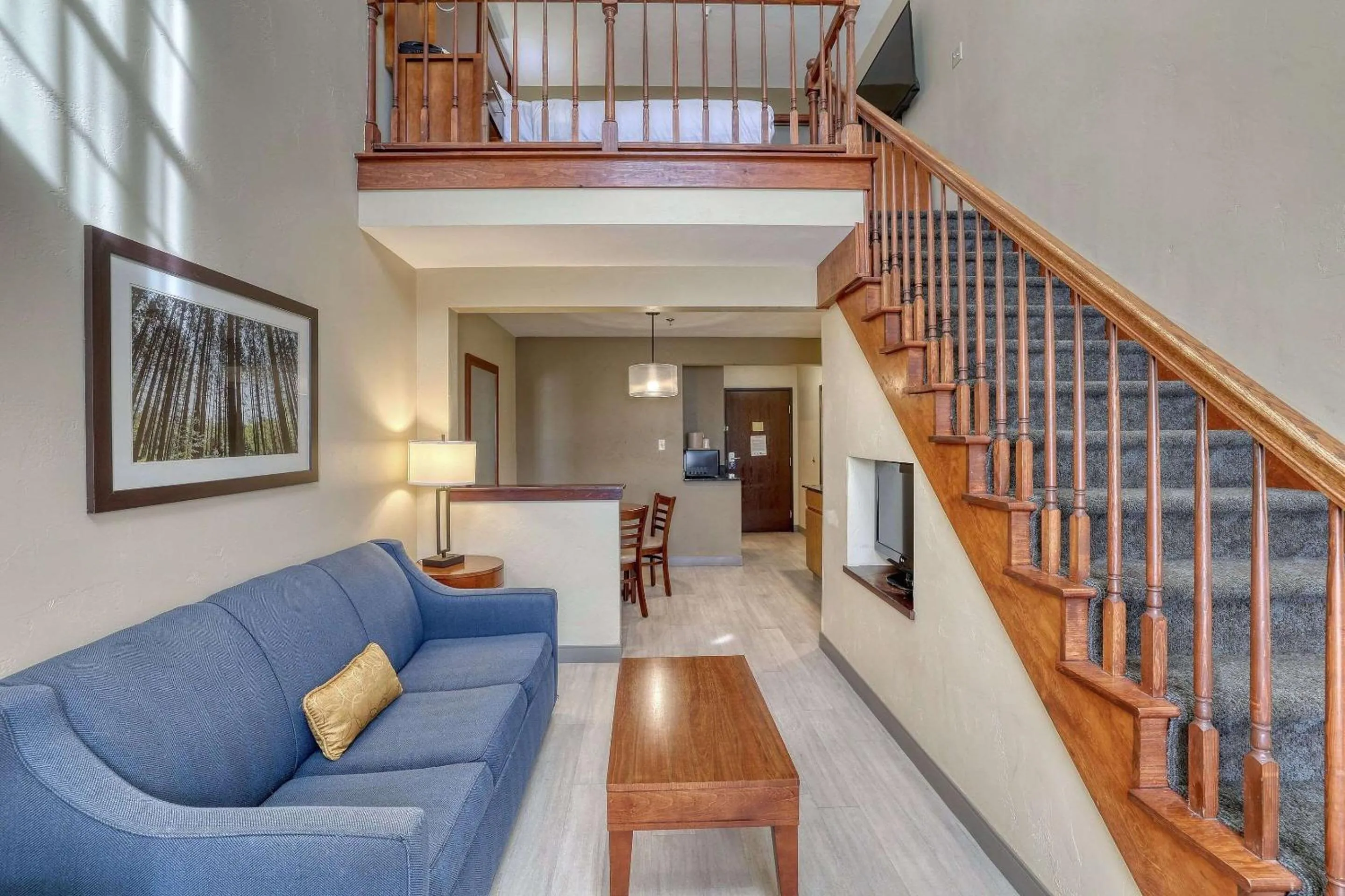 Bedroom in Comfort Suites Appleton Airport