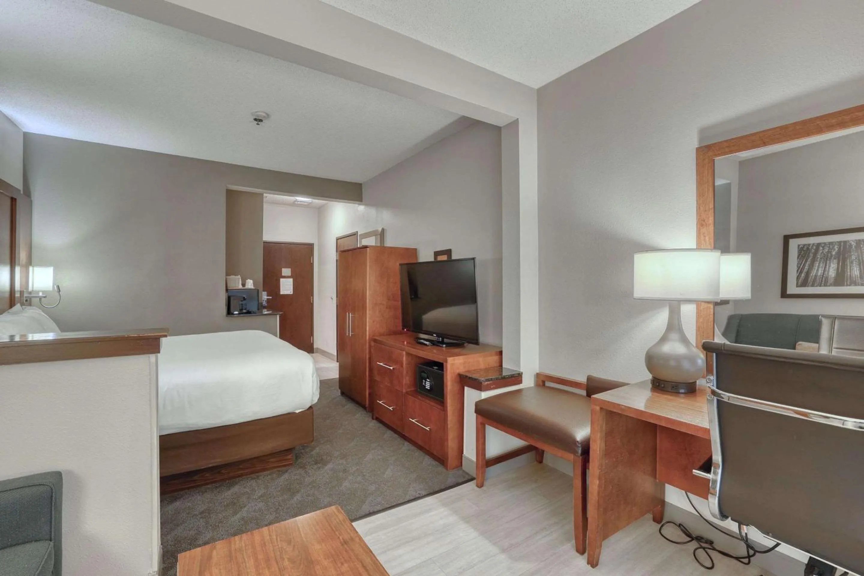Bedroom, Bed in Comfort Suites Appleton Airport