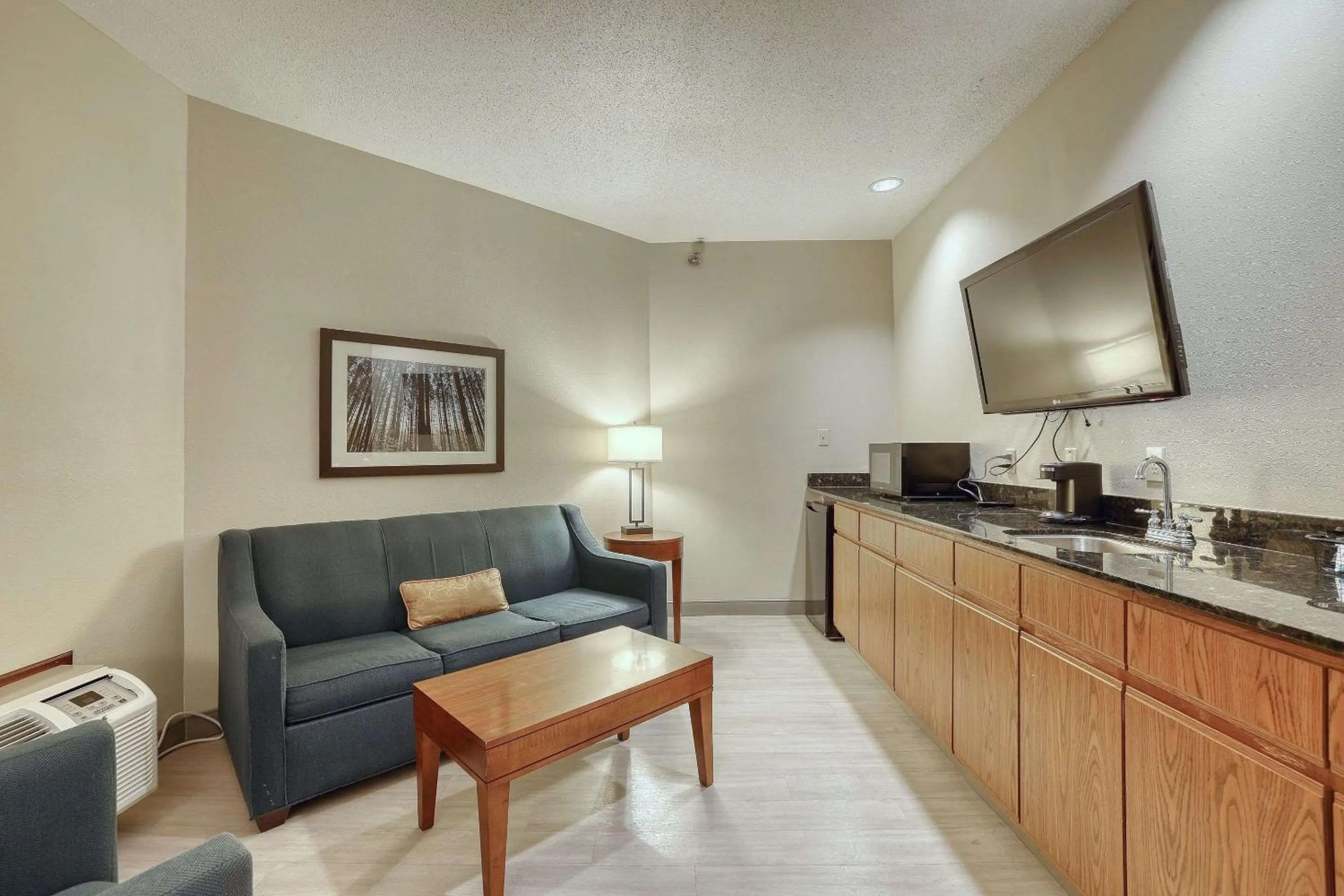 Bedroom in Comfort Suites Appleton Airport