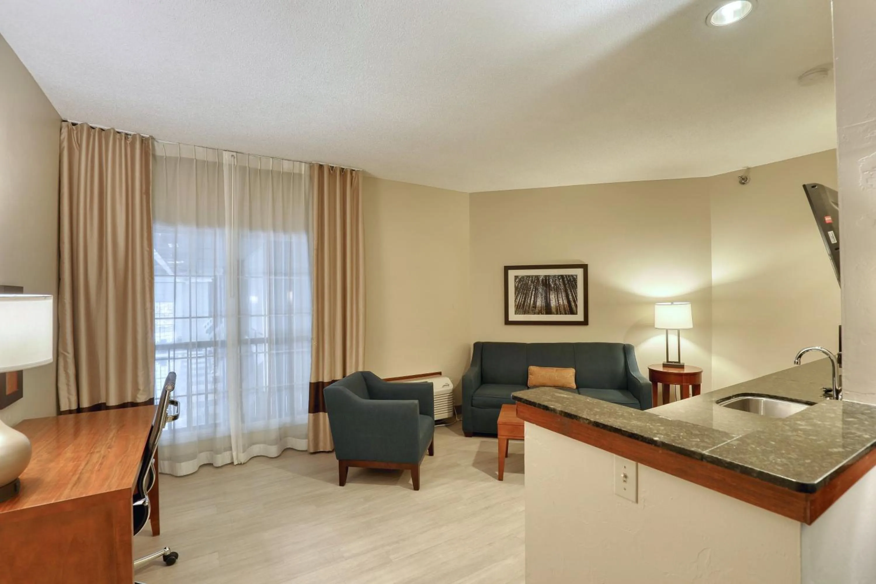 Seating area in Comfort Suites Appleton Airport