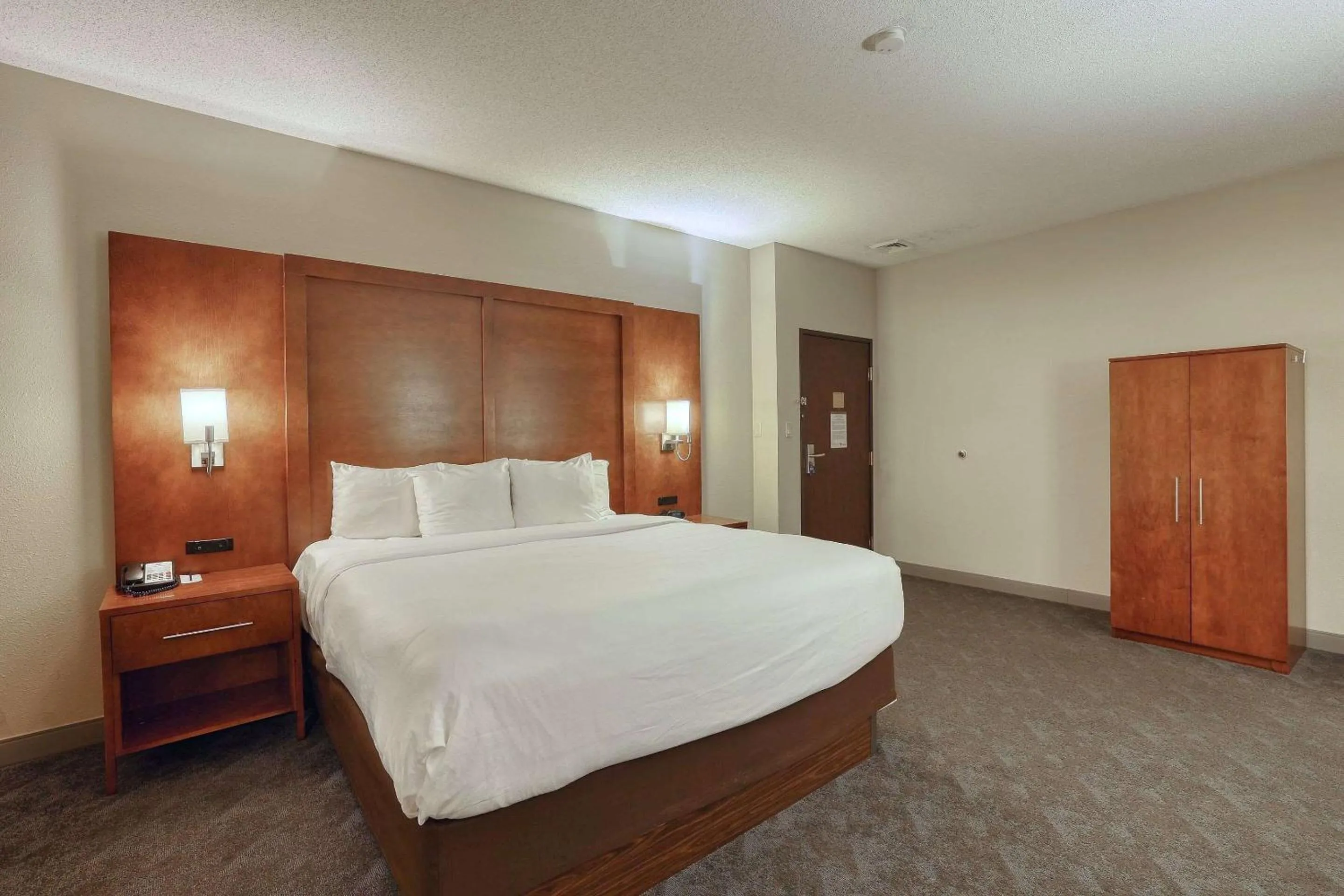 Bedroom, Bed in Comfort Suites Appleton Airport