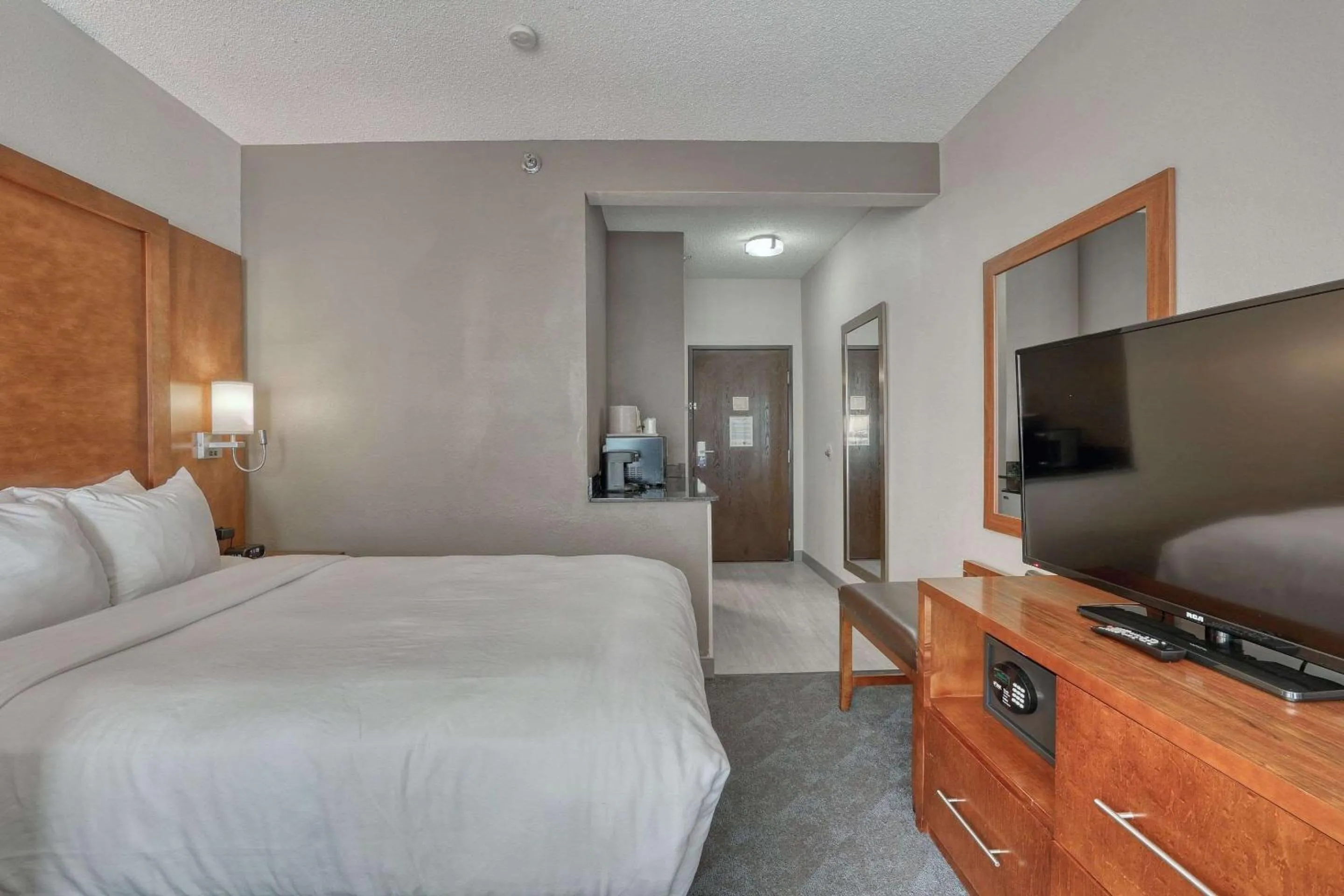 Bedroom, Bed in Comfort Suites Appleton Airport
