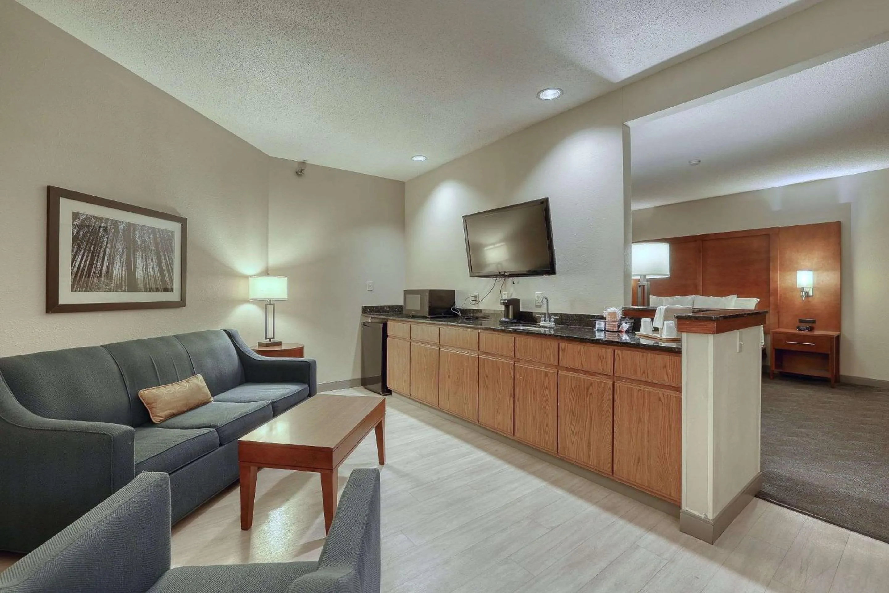 Bedroom in Comfort Suites Appleton Airport