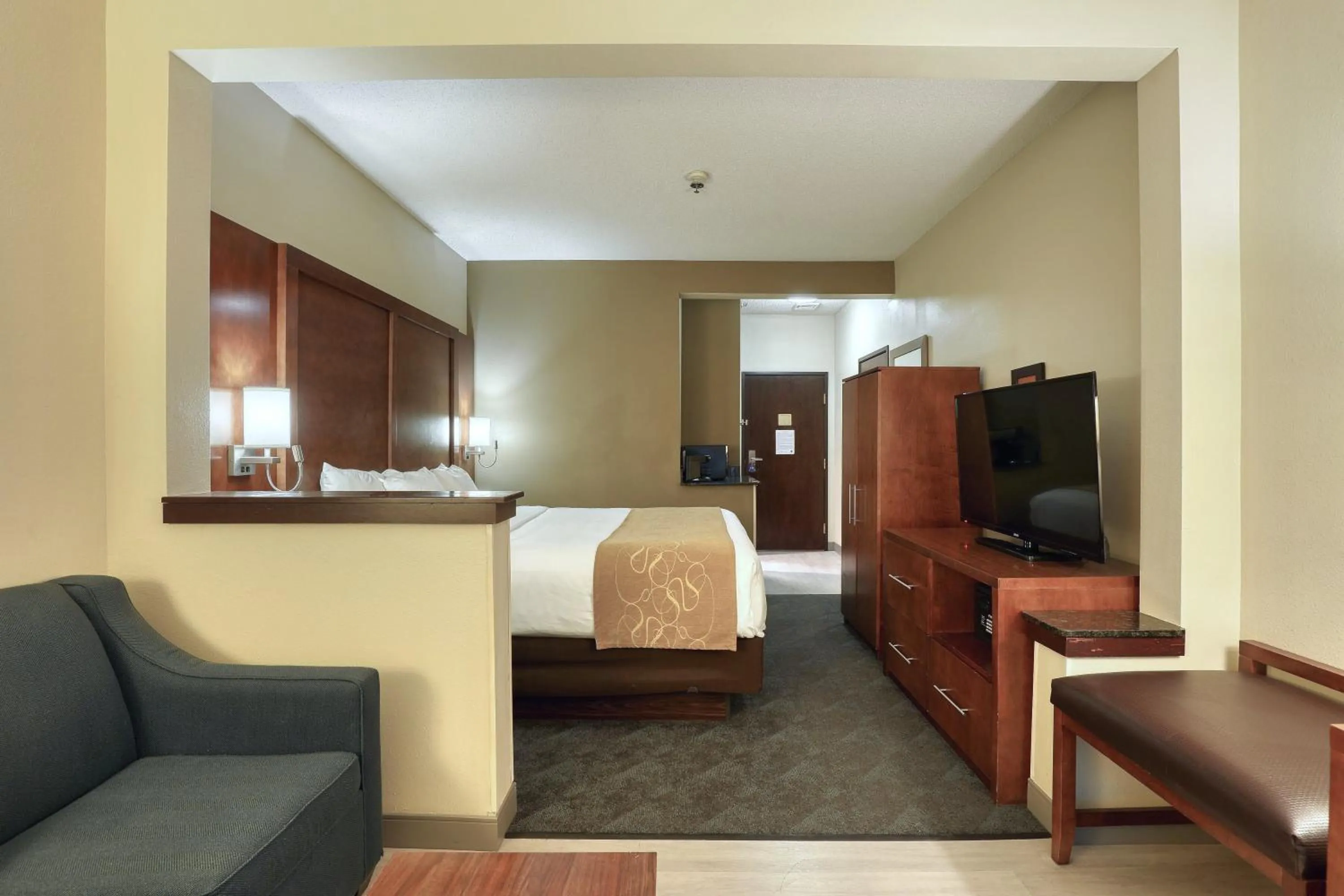 Bedroom, Bed in Comfort Suites Appleton Airport