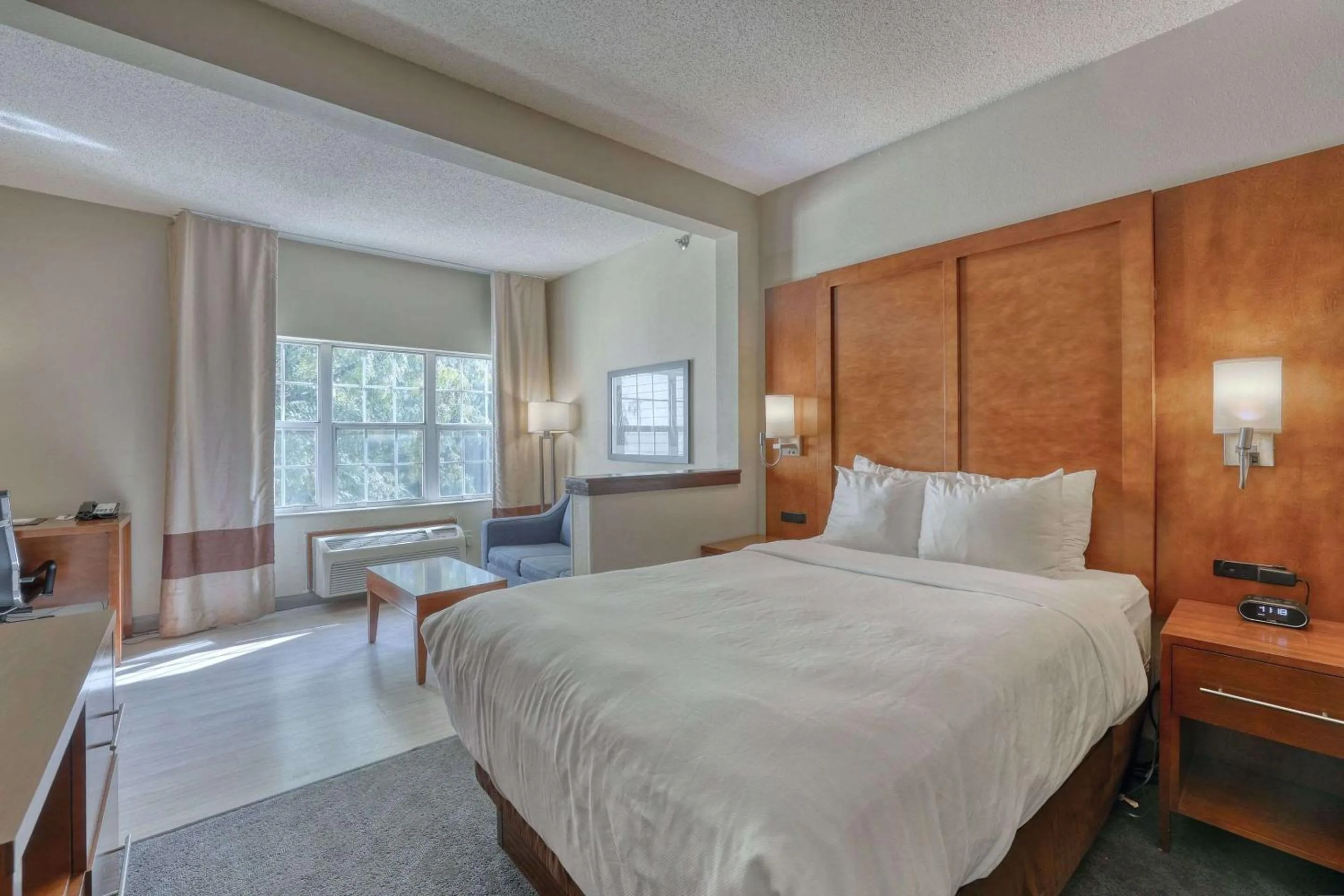 Bedroom, Bed in Comfort Suites Appleton Airport