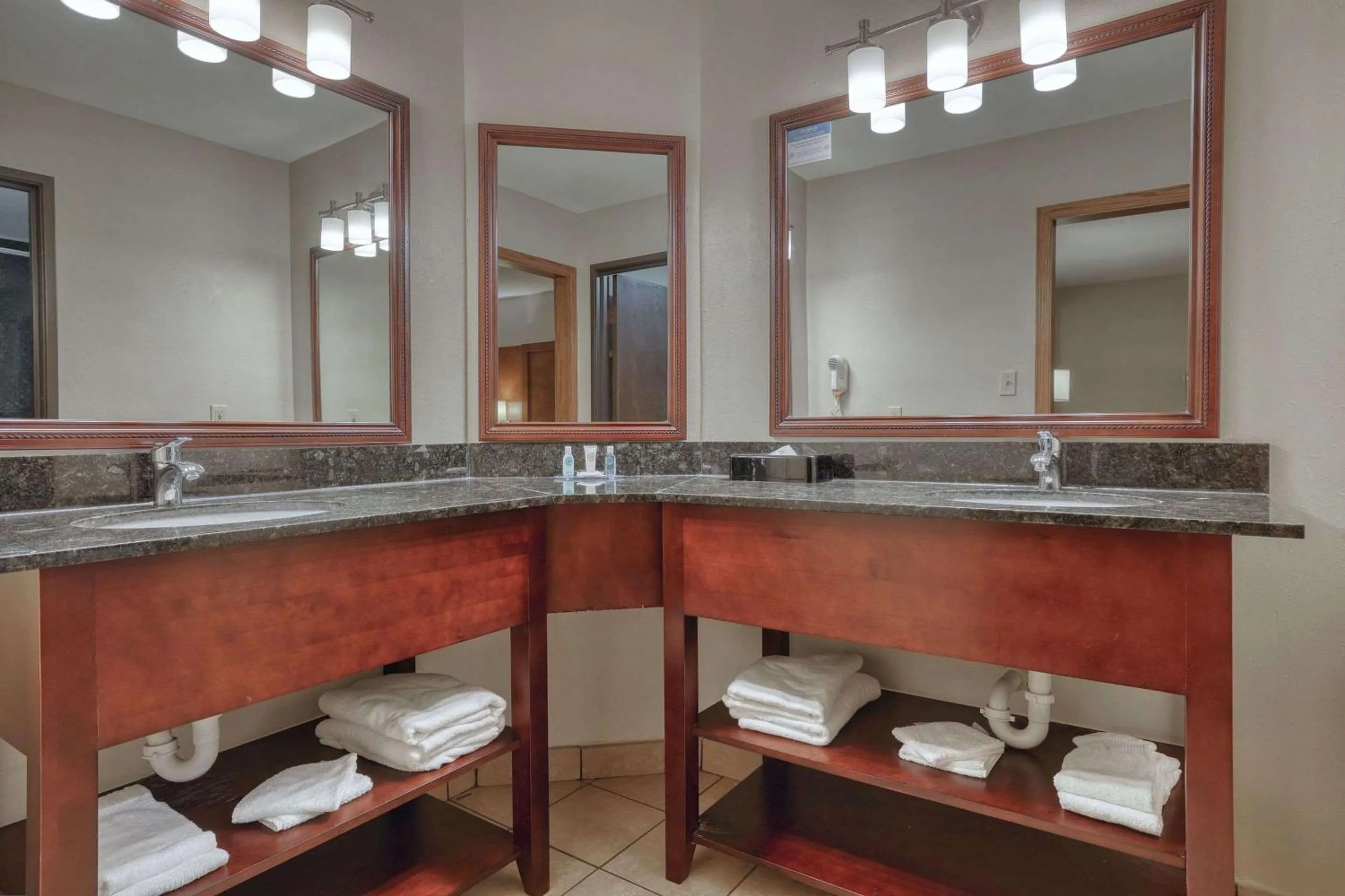 Bedroom in Comfort Suites Appleton Airport