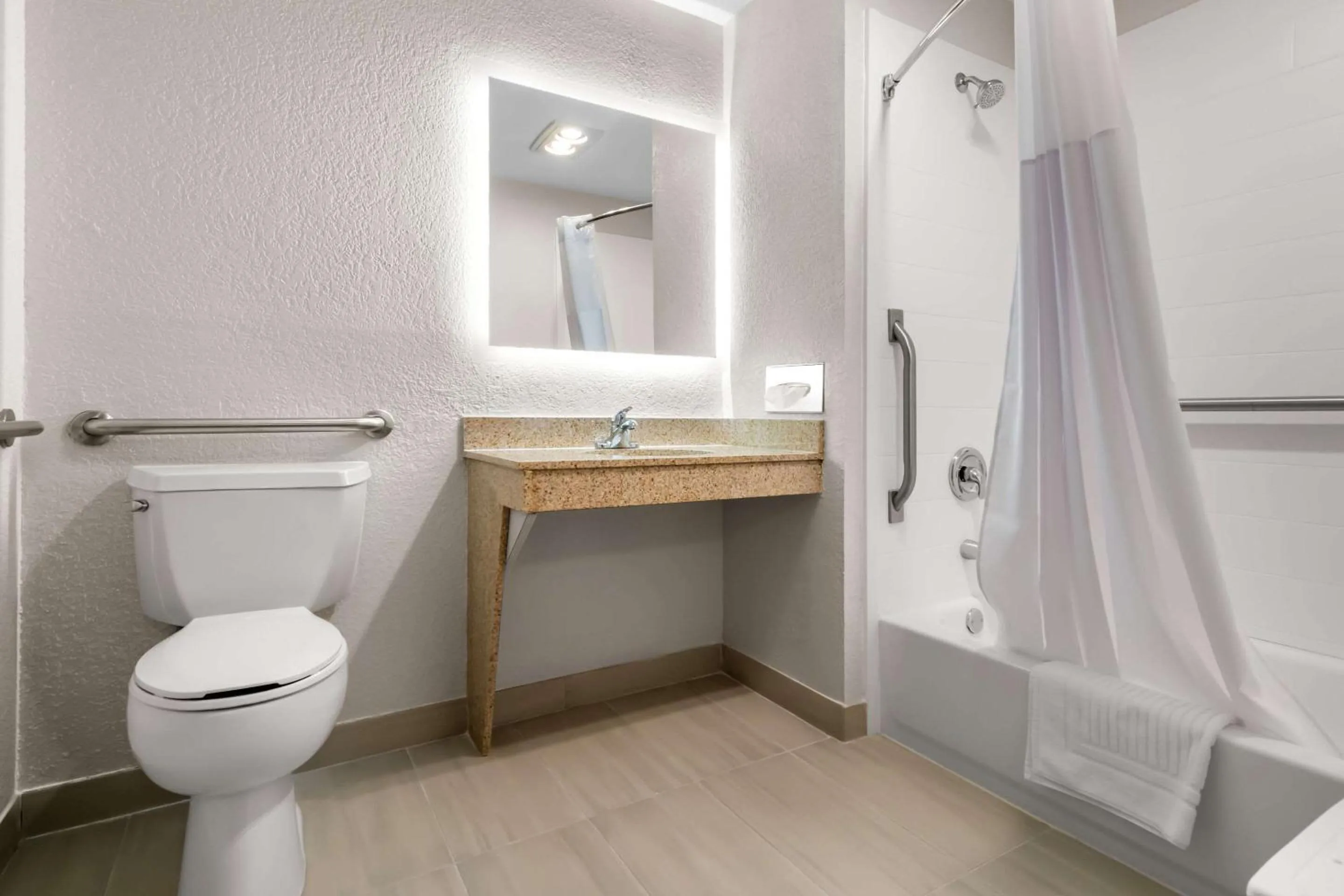 Bedroom in Comfort Suites Stevens Point