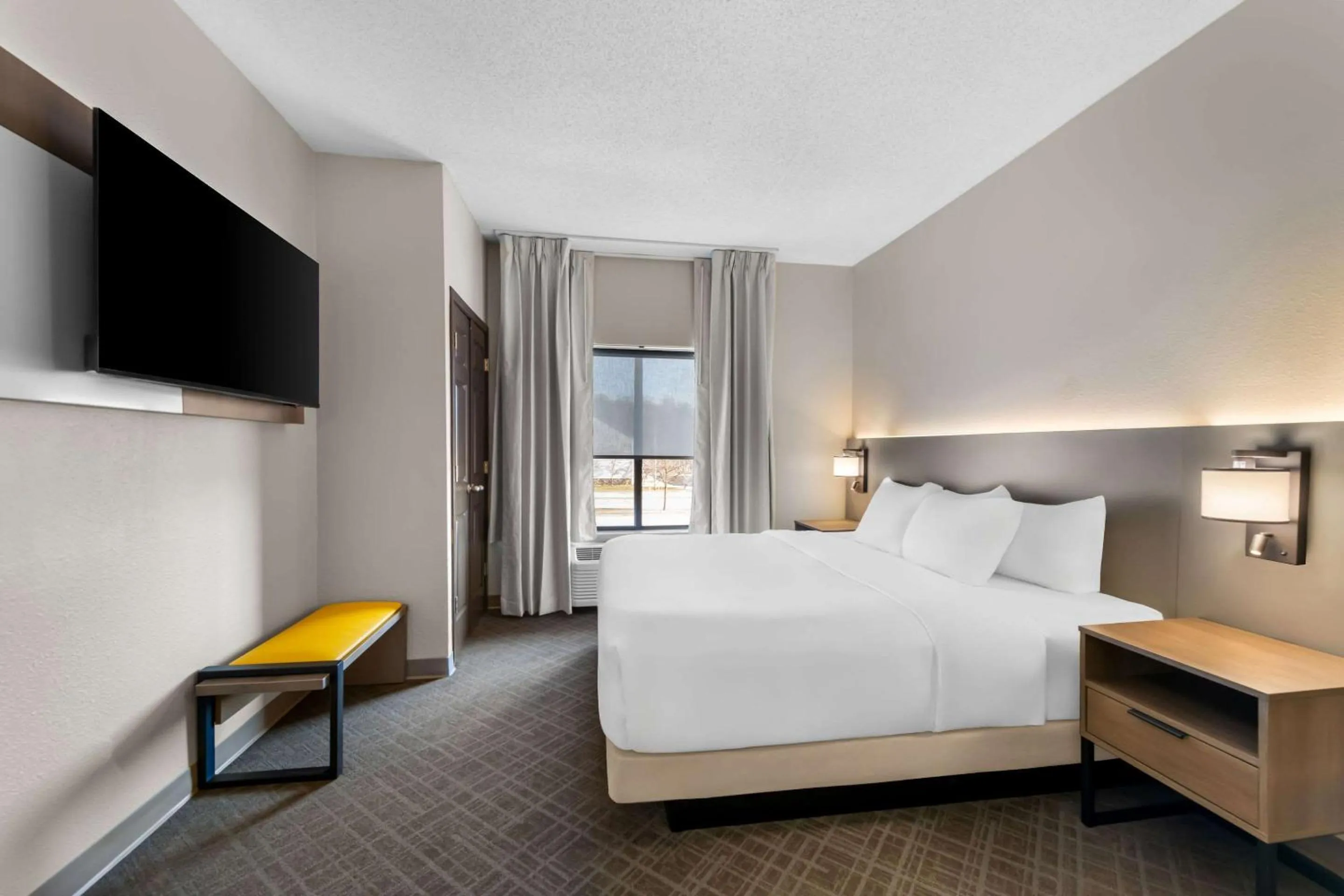 Bedroom, Bed in Comfort Suites Stevens Point