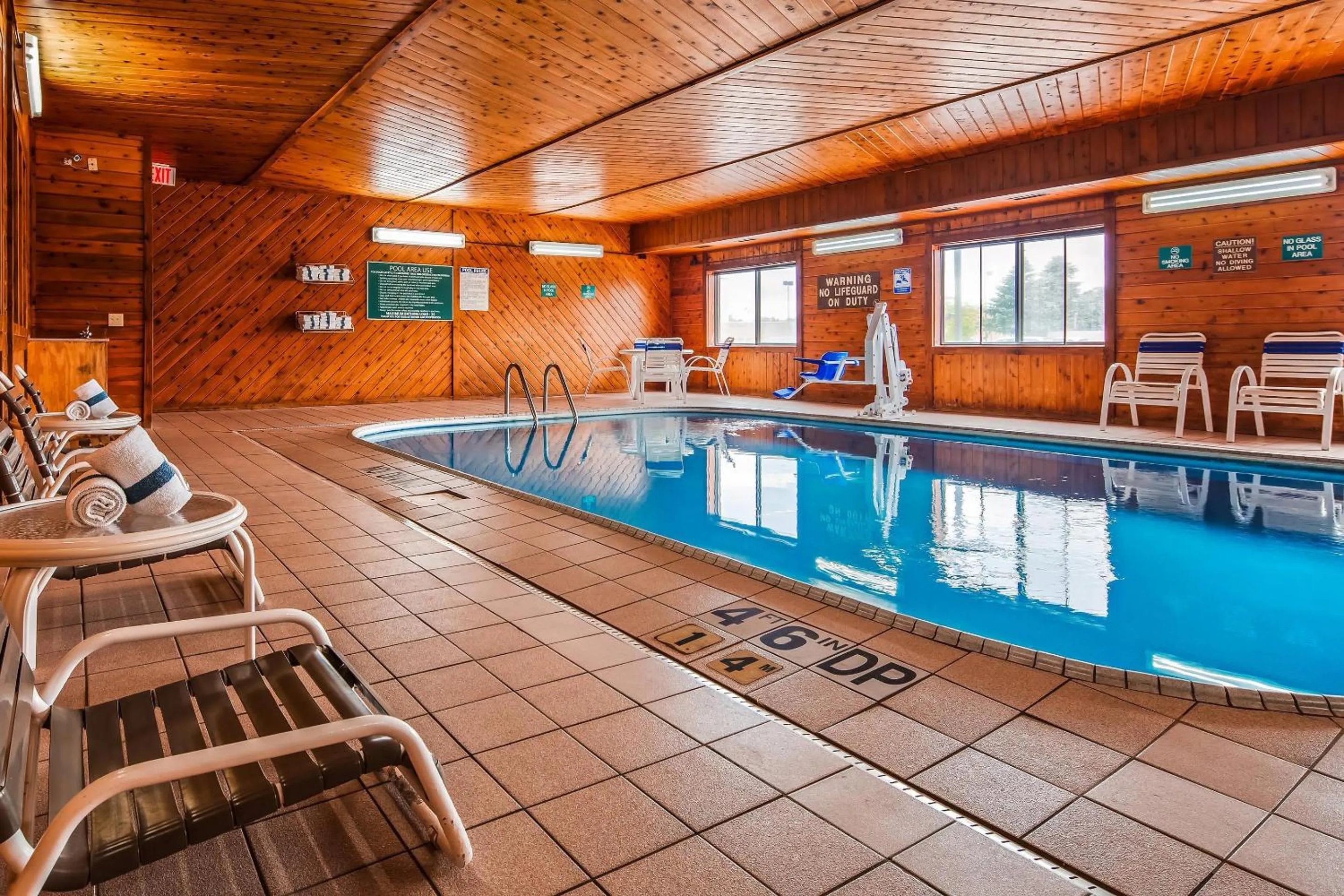 Swimming pool in Quality Inn Tomah