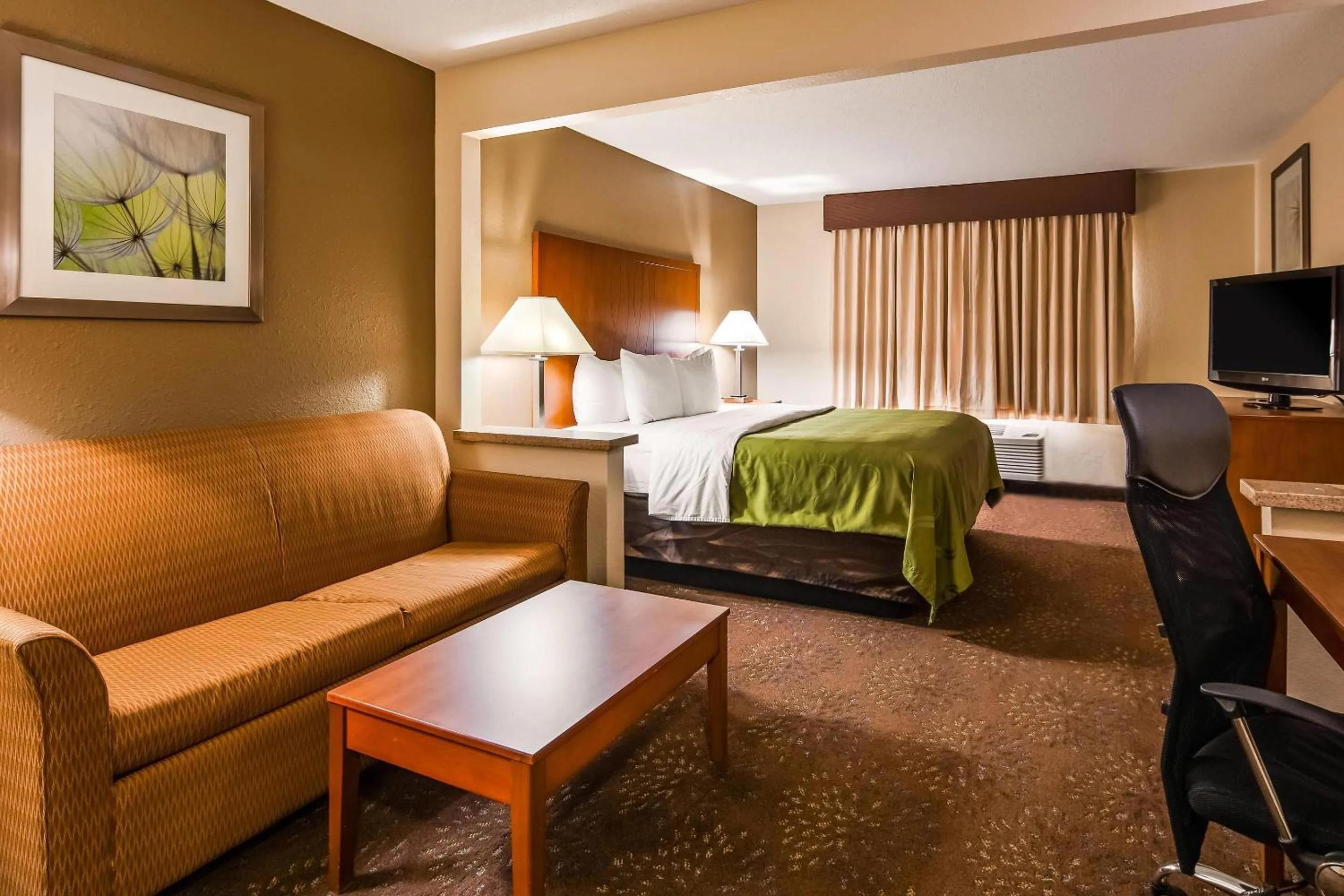 Bedroom, Bed in Quality Inn Tomah