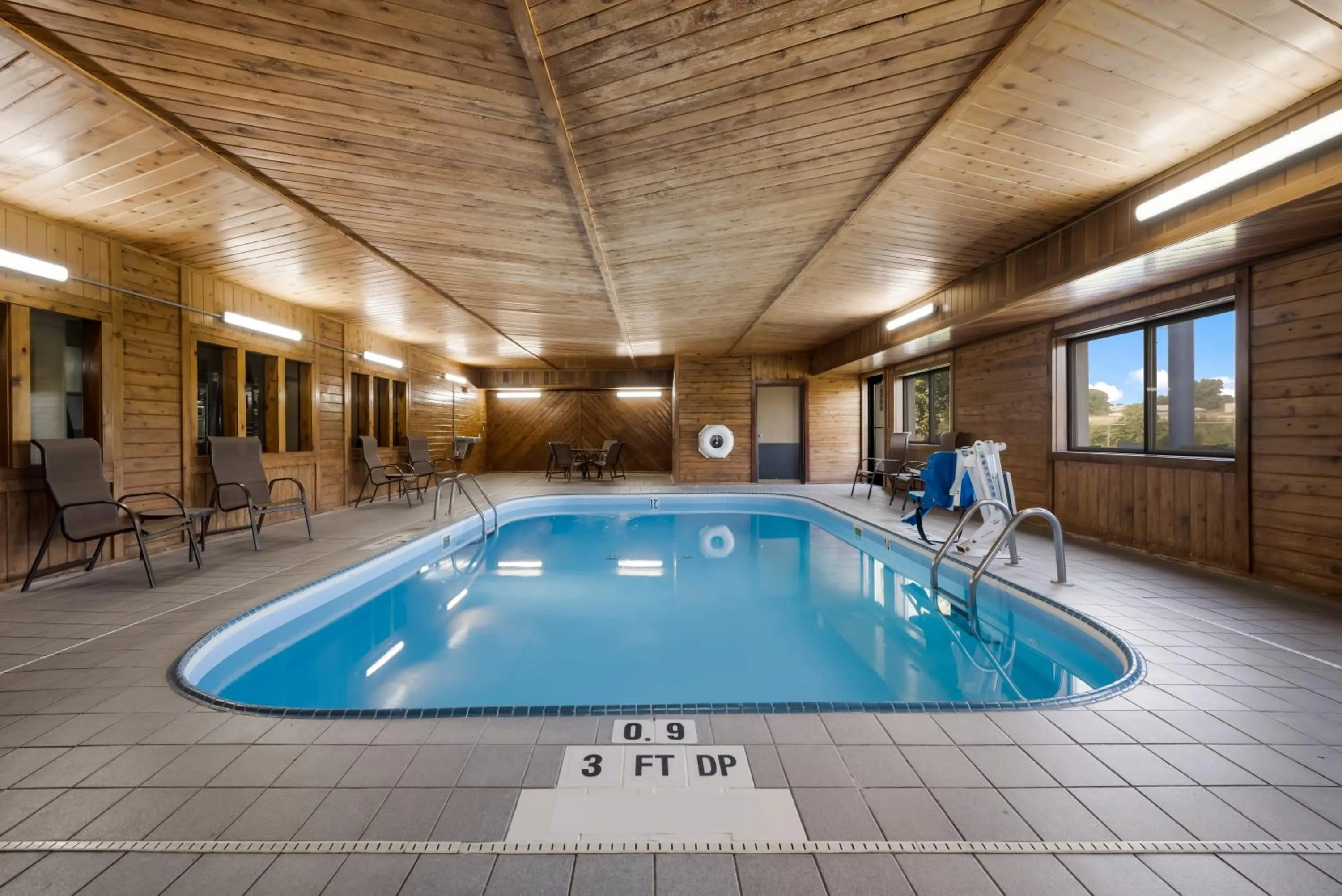Swimming pool in Comfort Inn Onalaska - La Crosse Area