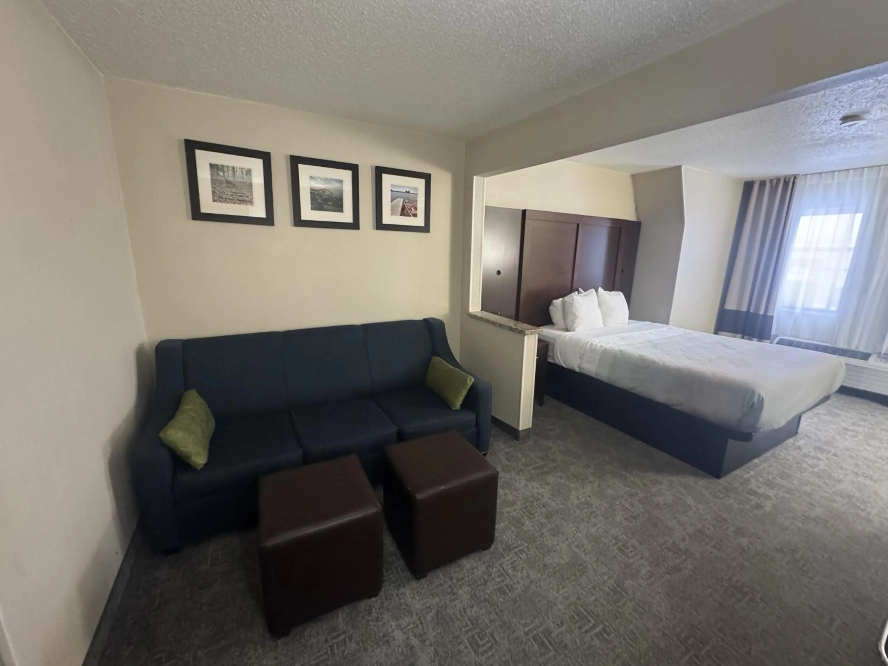 Bedroom, Bed in Quality Inn & Suites Green Bay - Ashwaubenon