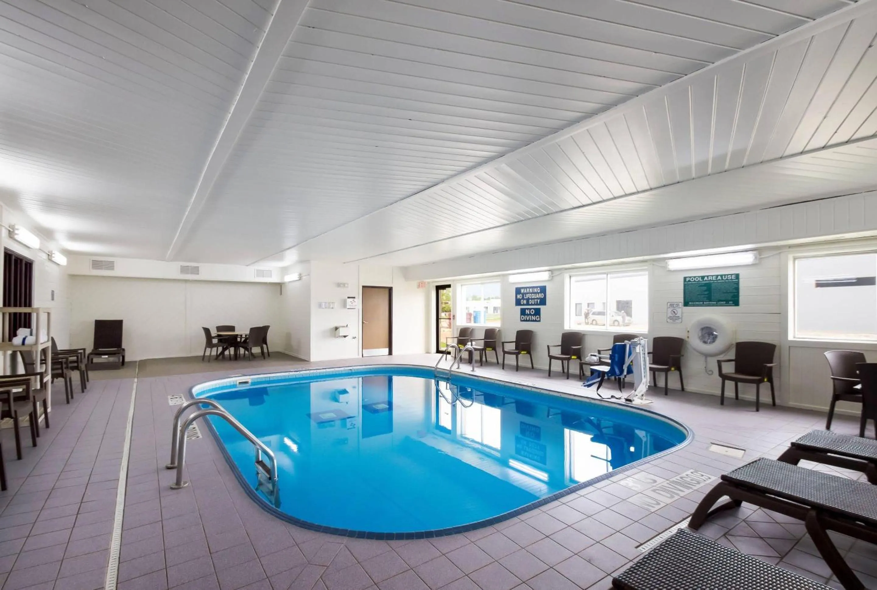 Swimming pool in Quality Inn & Suites Green Bay - Ashwaubenon