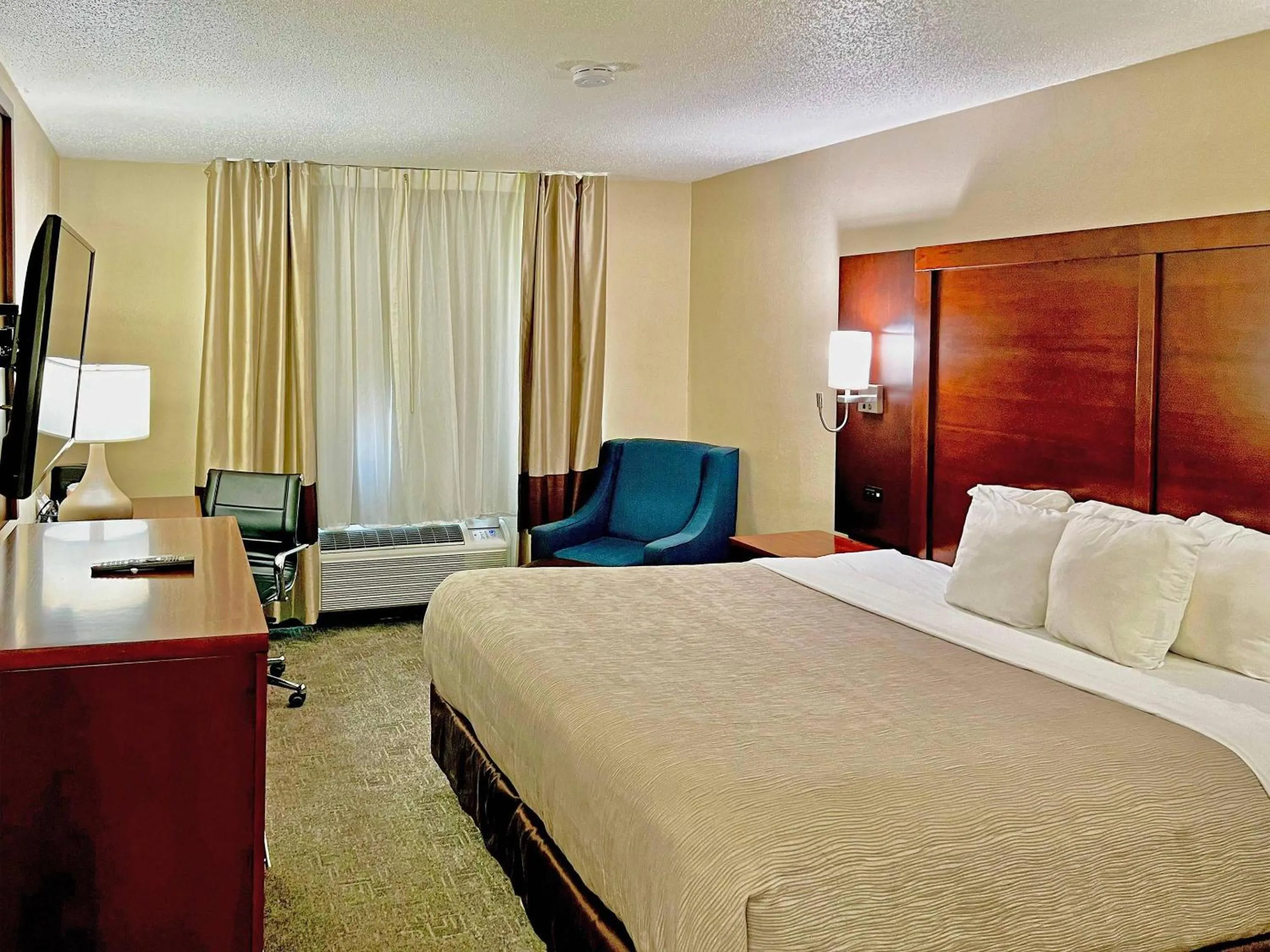Bedroom, Bed in Quality Inn & Suites Green Bay - Ashwaubenon