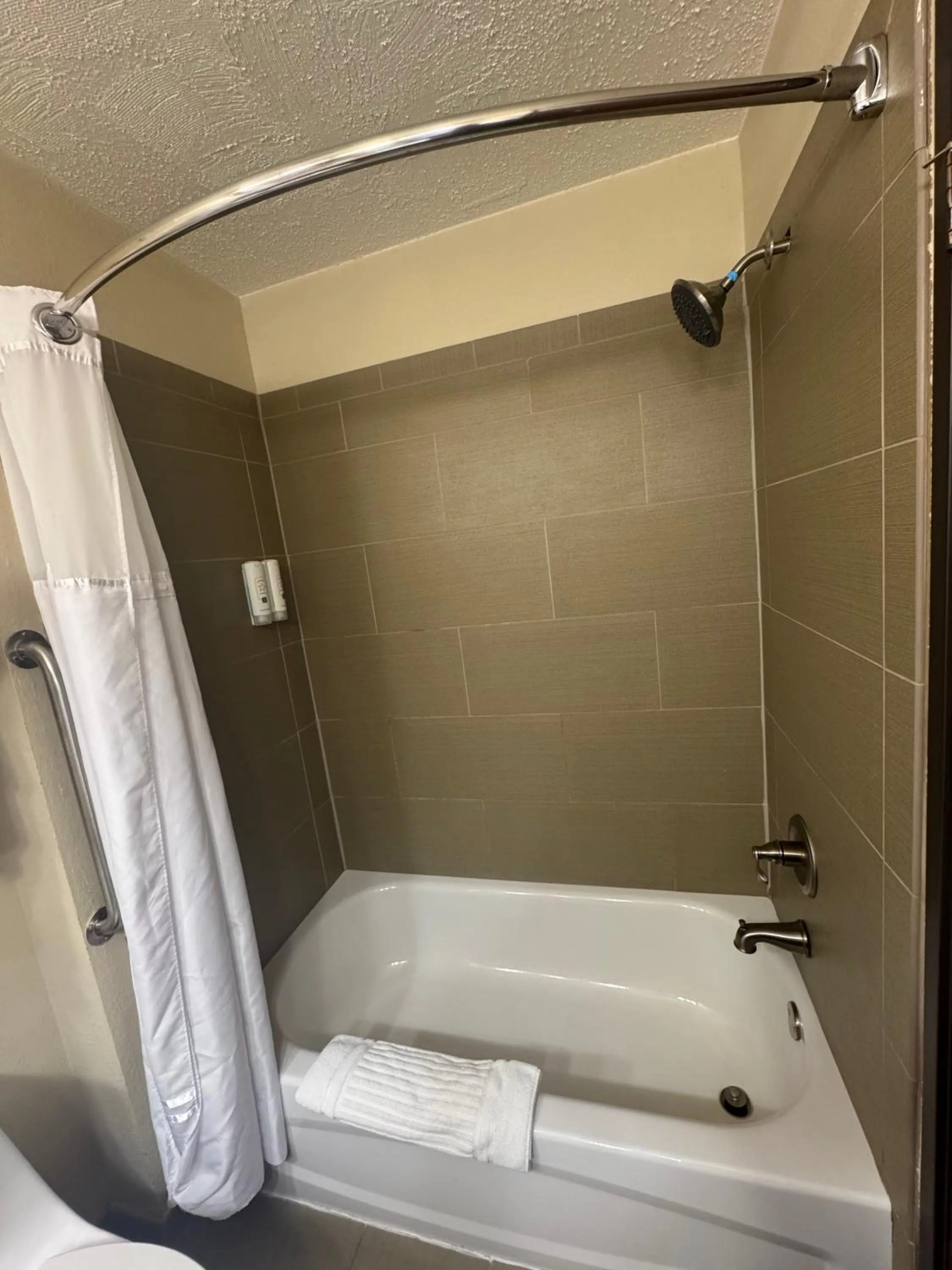Bath in Quality Inn & Suites Green Bay - Ashwaubenon