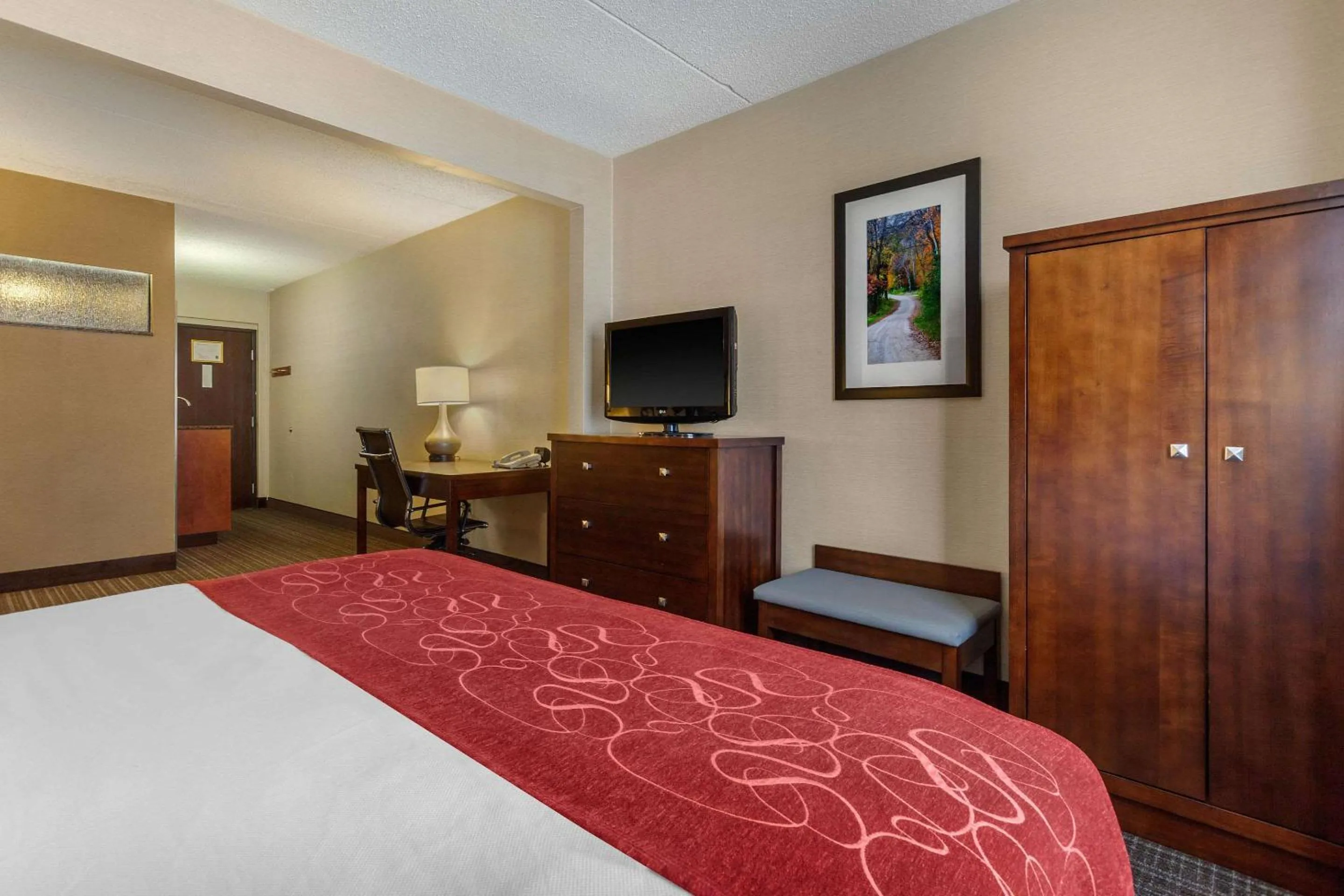 Photo of the whole room, Bed in Comfort Suites Green Bay West