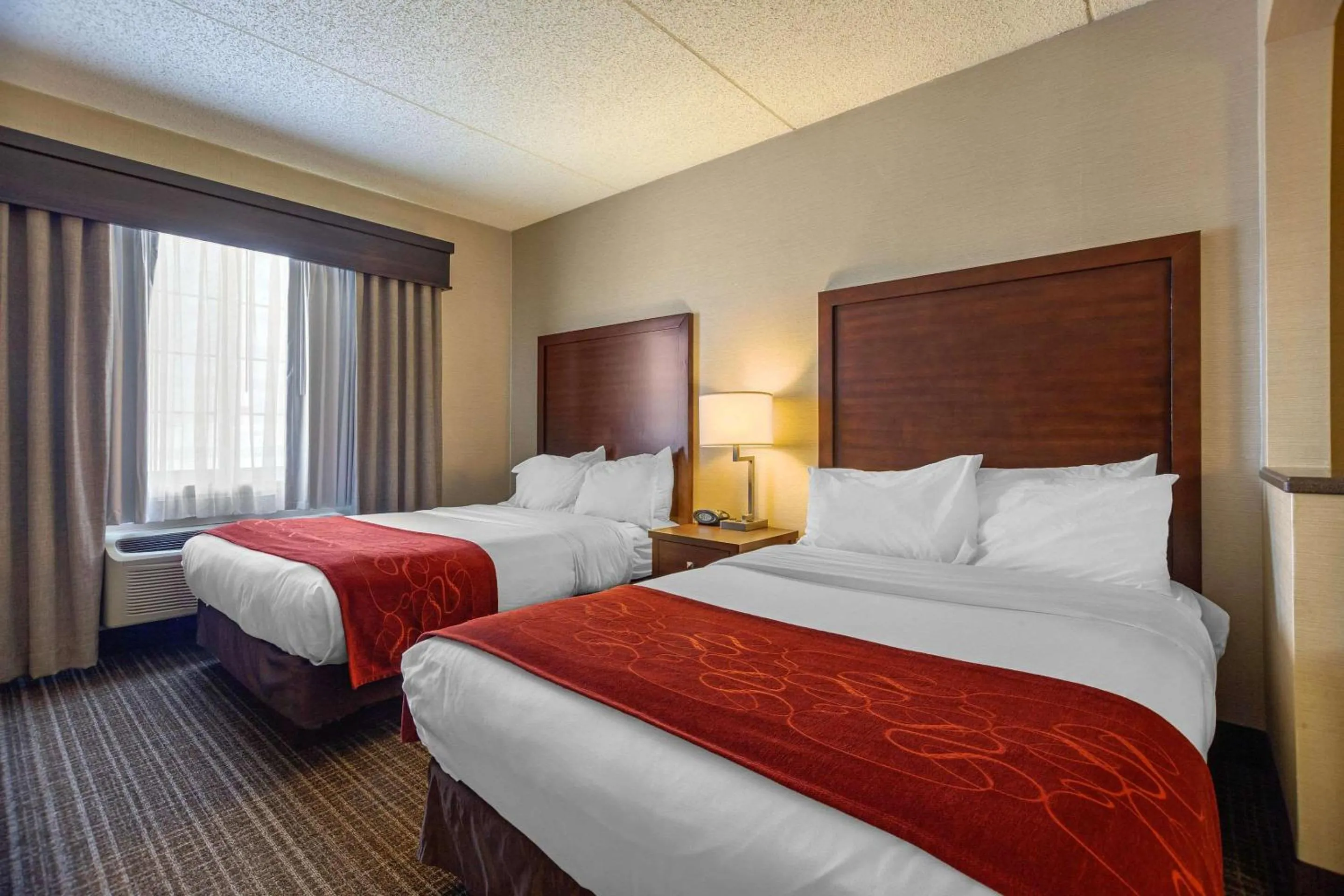 Photo of the whole room, Bed in Comfort Suites Green Bay West