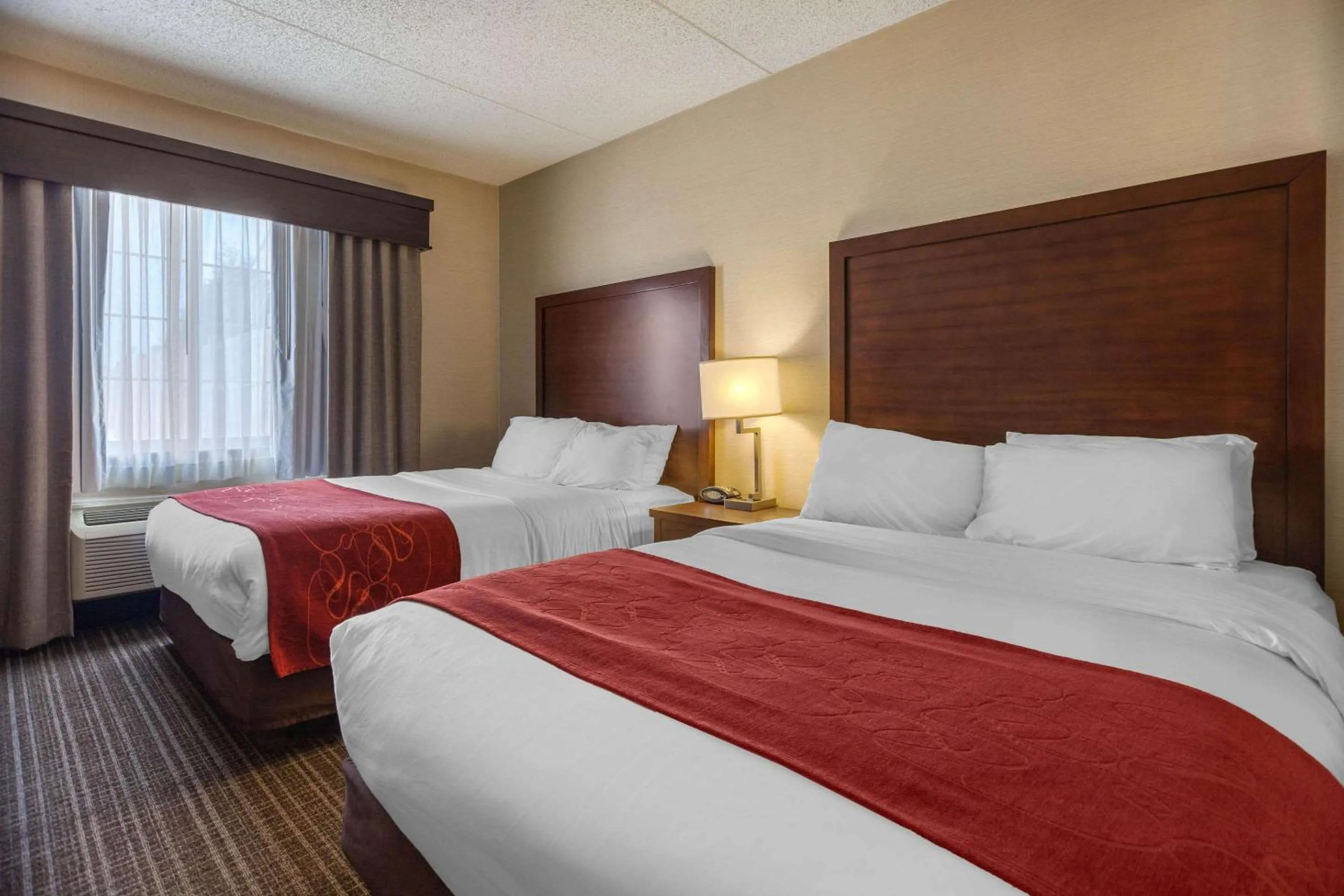 Photo of the whole room, Bed in Comfort Suites Green Bay West
