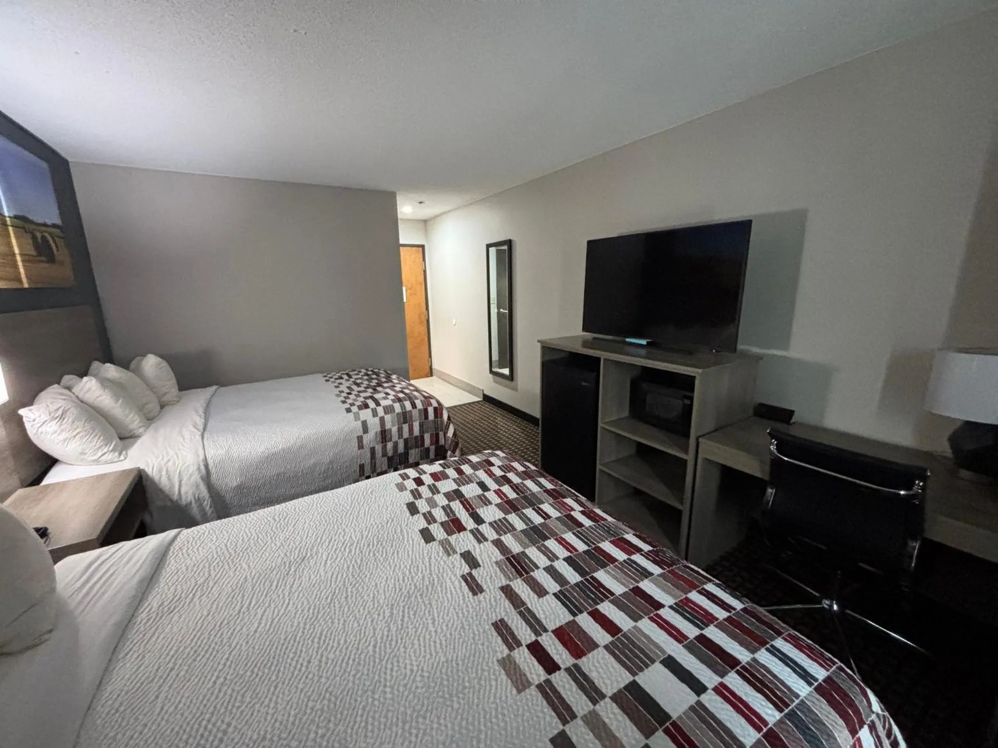 Photo of the whole room, Bed in Red Roof Inn & Suites Tomah
