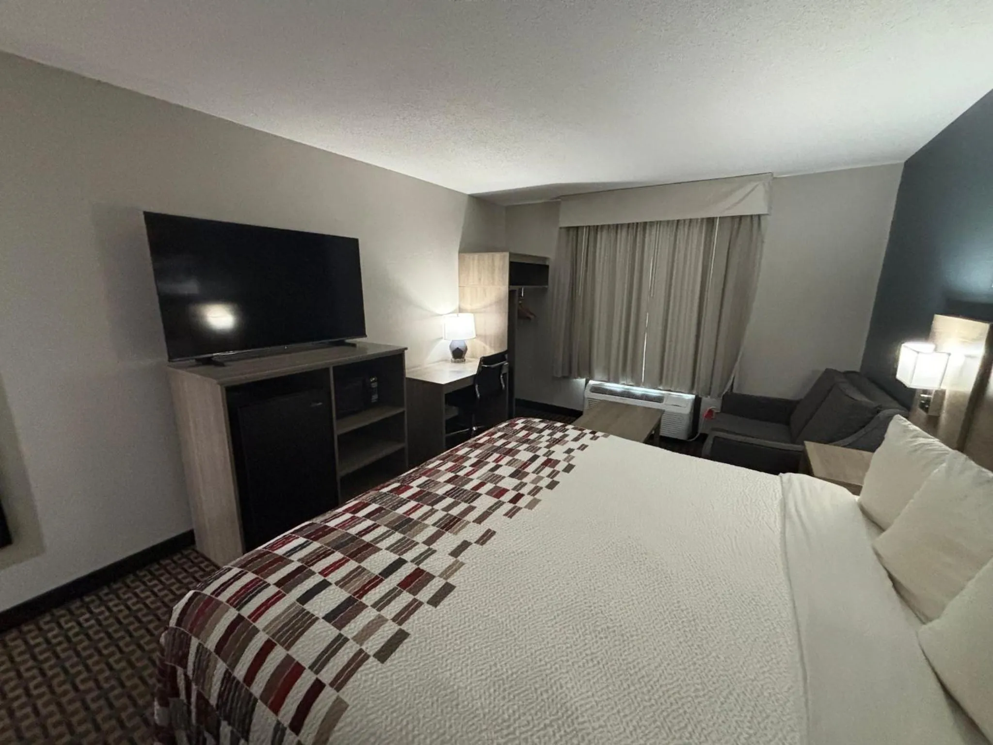 Photo of the whole room, Bed in Red Roof Inn & Suites Tomah